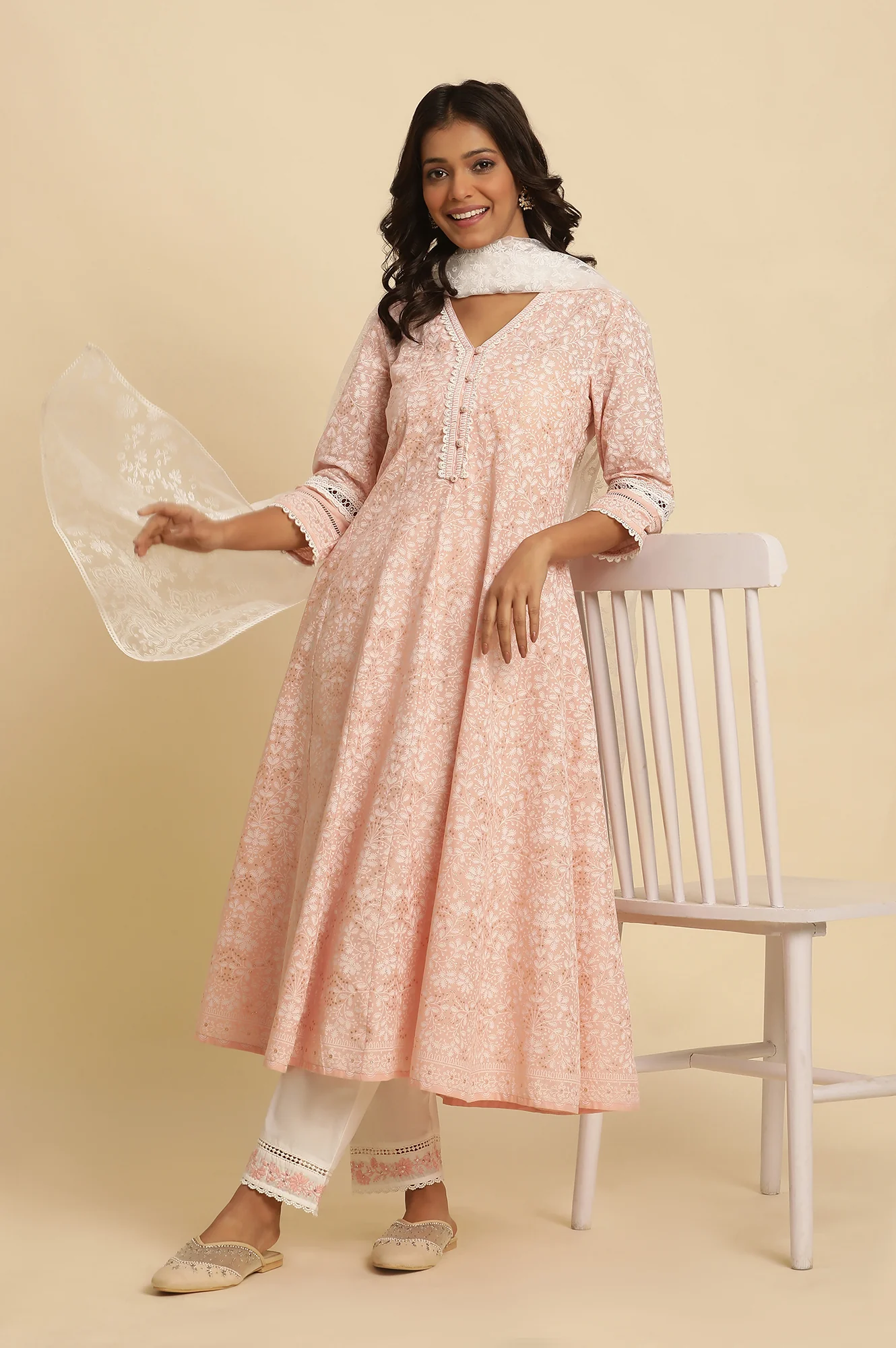 Light Pink Panelled Printed Kurta, Pants And Dupatta Set - Image 2