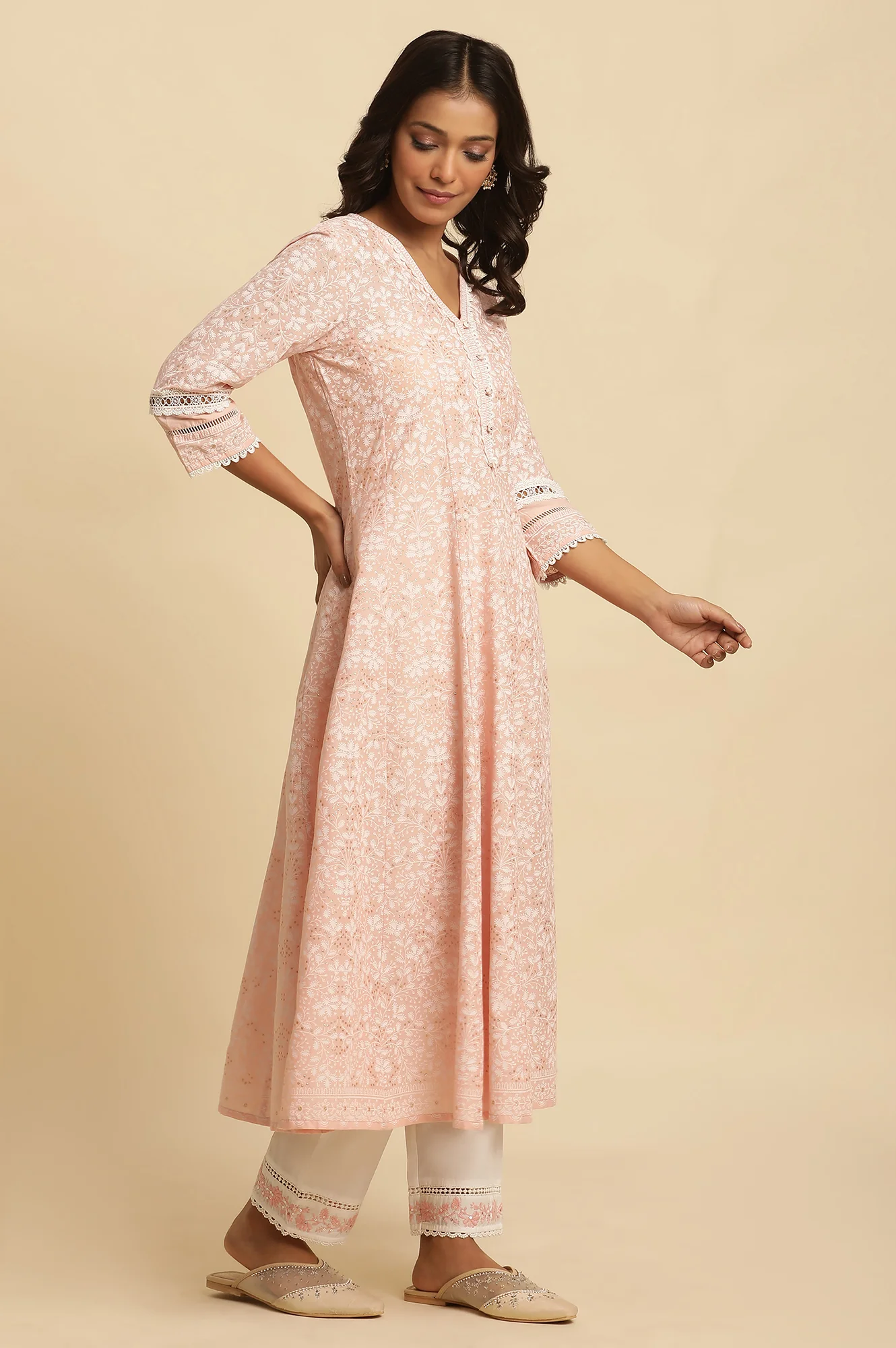 Light Pink Panelled Printed Kurta, Pants And Dupatta Set - Image 4