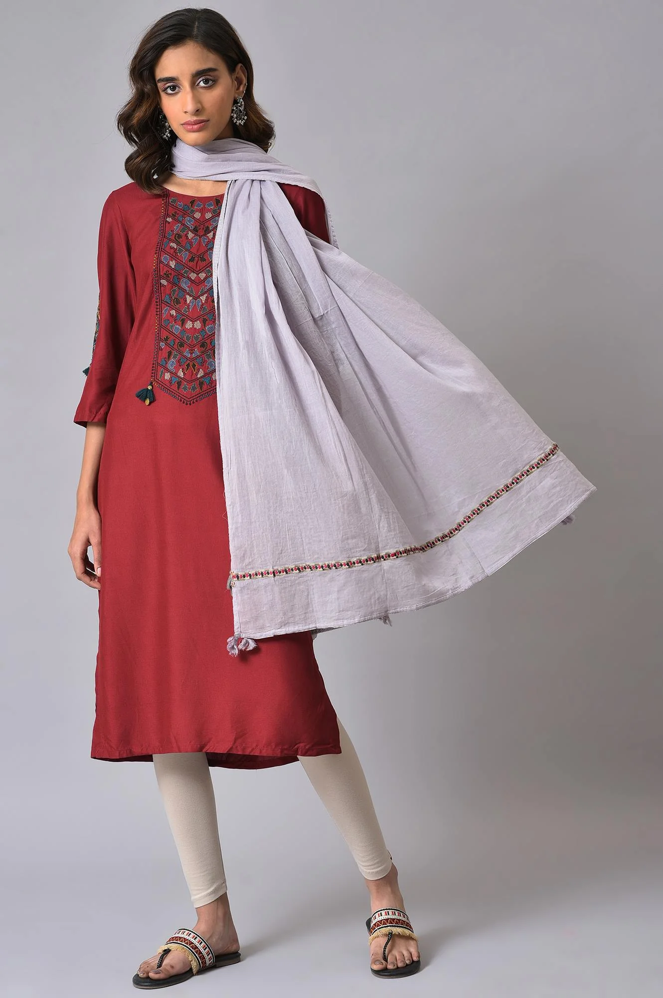 Lilac Dupatta With Embroidery - Image 3