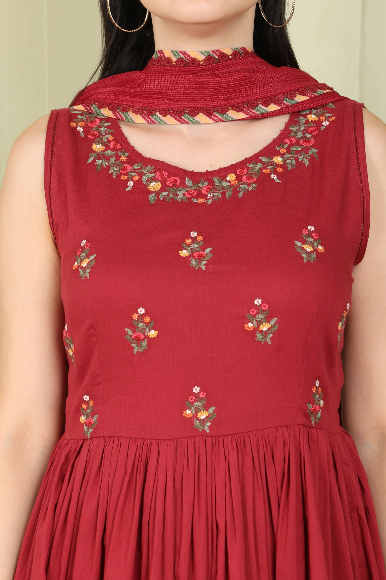 Maroon Floral Thread Embroidered Pure Cotton Sleeveless Kurta, Pants and Dupatta Set - Image 2