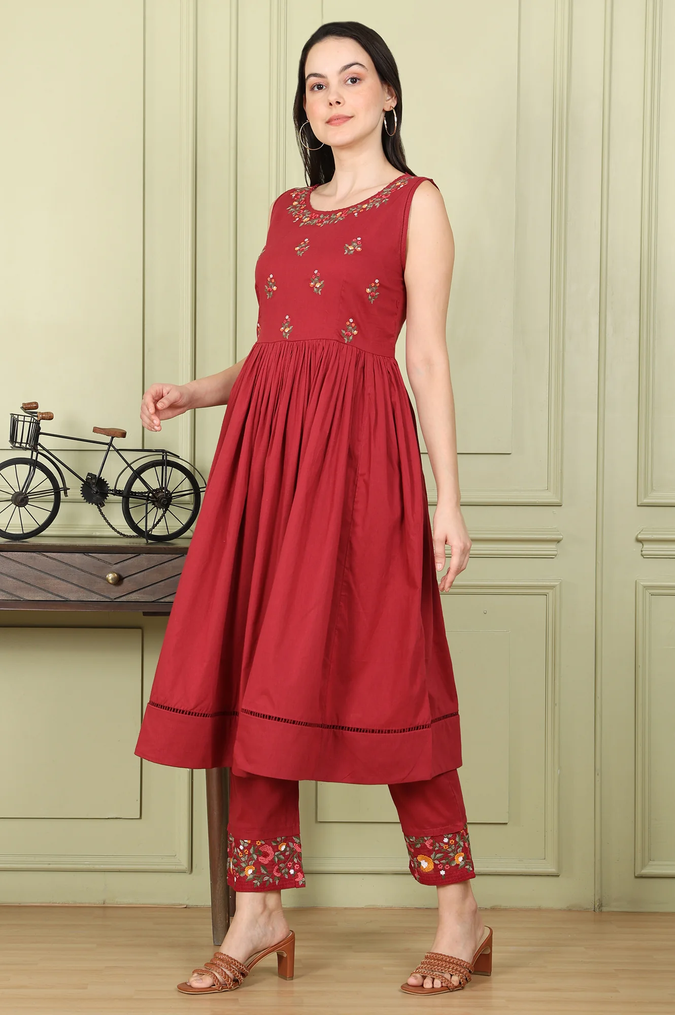 Maroon Floral Thread Embroidered Pure Cotton Sleeveless Kurta, Pants and Dupatta Set - Image 3