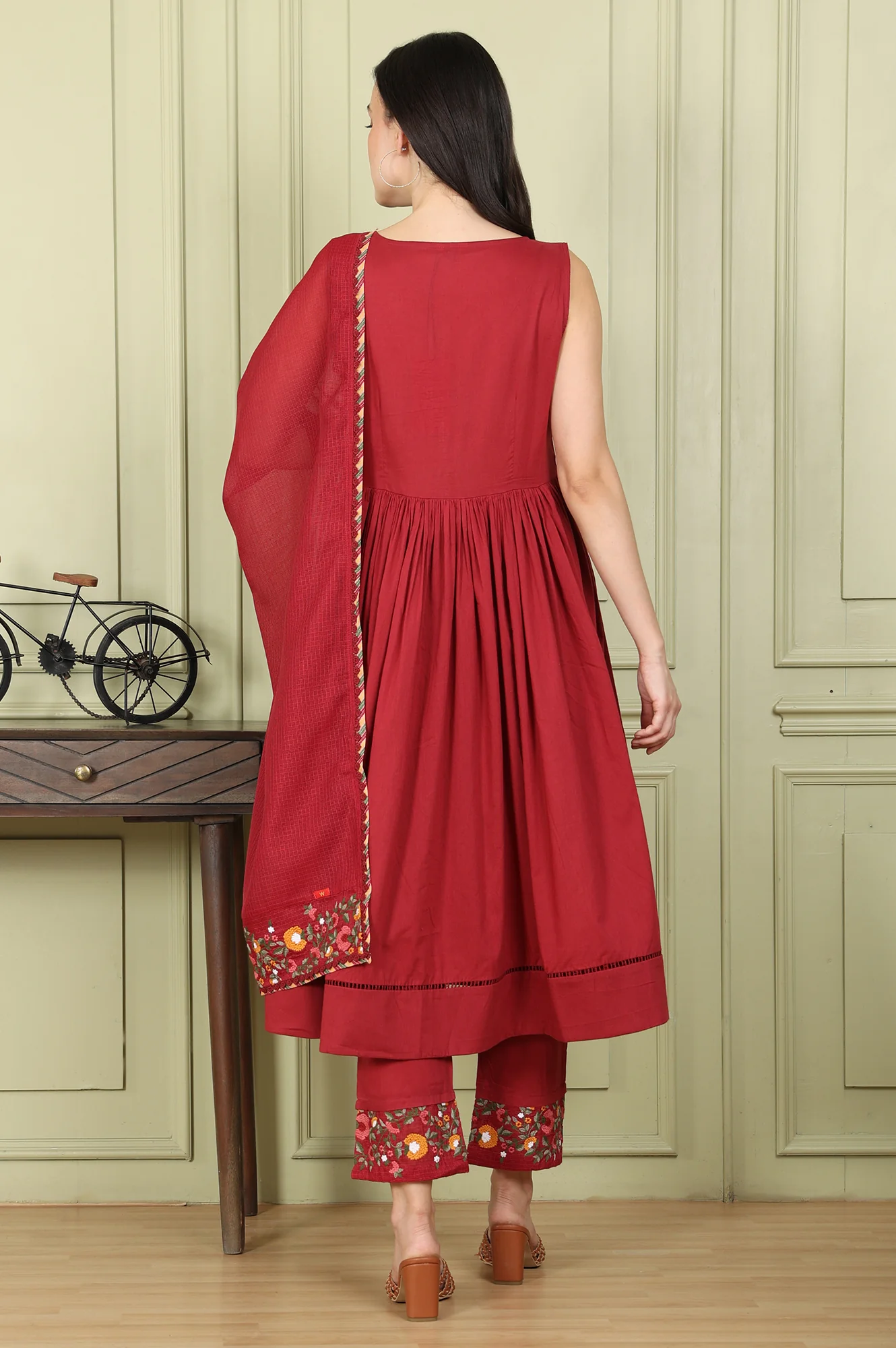Maroon Floral Thread Embroidered Pure Cotton Sleeveless Kurta, Pants and Dupatta Set - Image 4