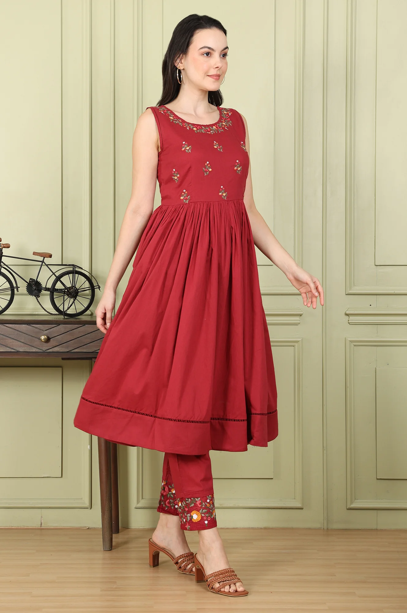Maroon Floral Thread Embroidered Pure Cotton Sleeveless Kurta, Pants and Dupatta Set - Image 5