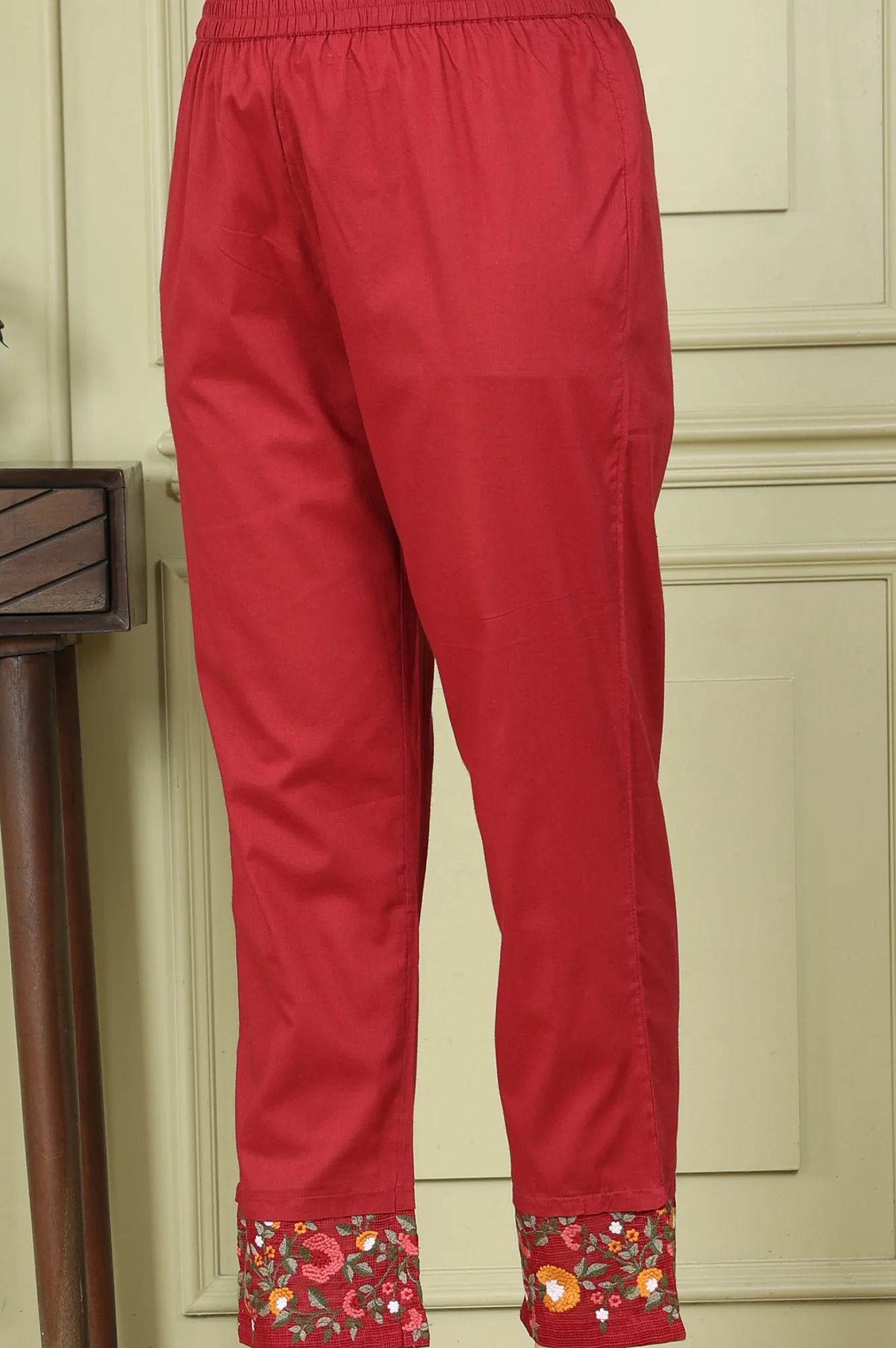 Maroon Floral Thread Embroidered Pure Cotton Sleeveless Kurta, Pants and Dupatta Set - Image 7