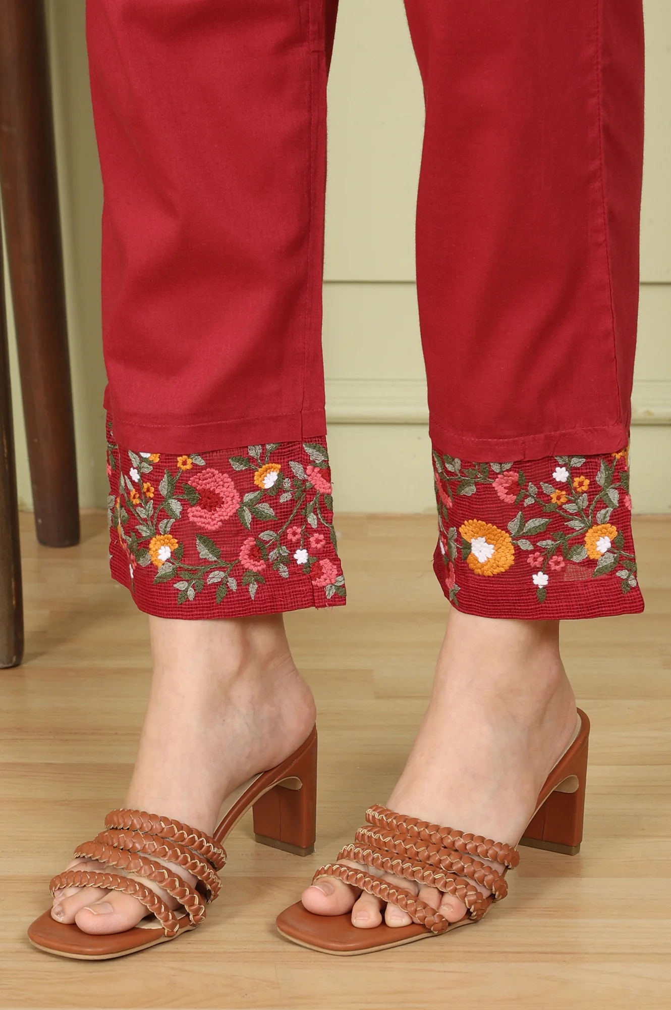 Maroon Floral Thread Embroidered Pure Cotton Sleeveless Kurta, Pants and Dupatta Set - Image 8