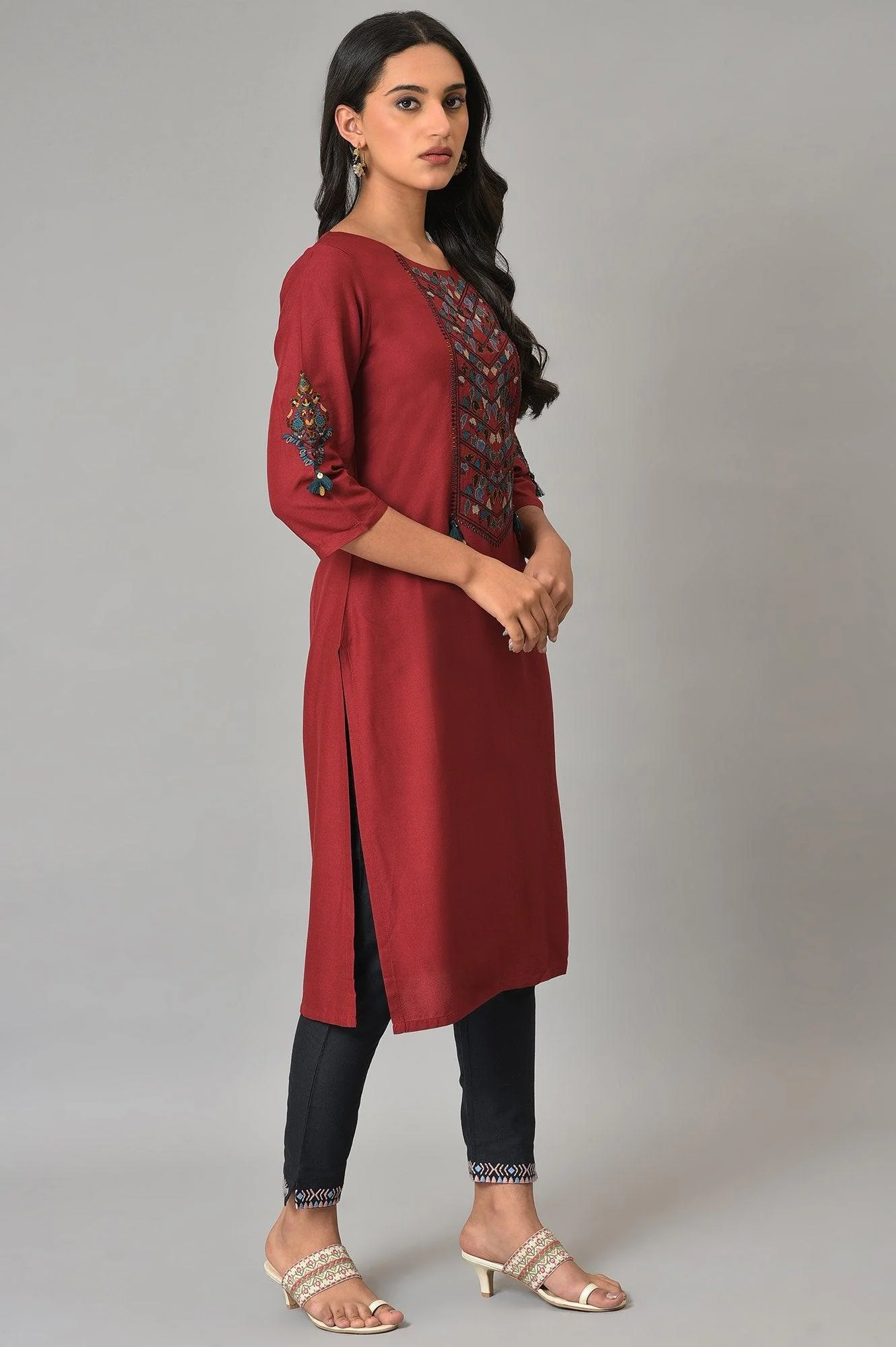 Maroon Round Neck kurta With Embroidered Yoke - Image 4