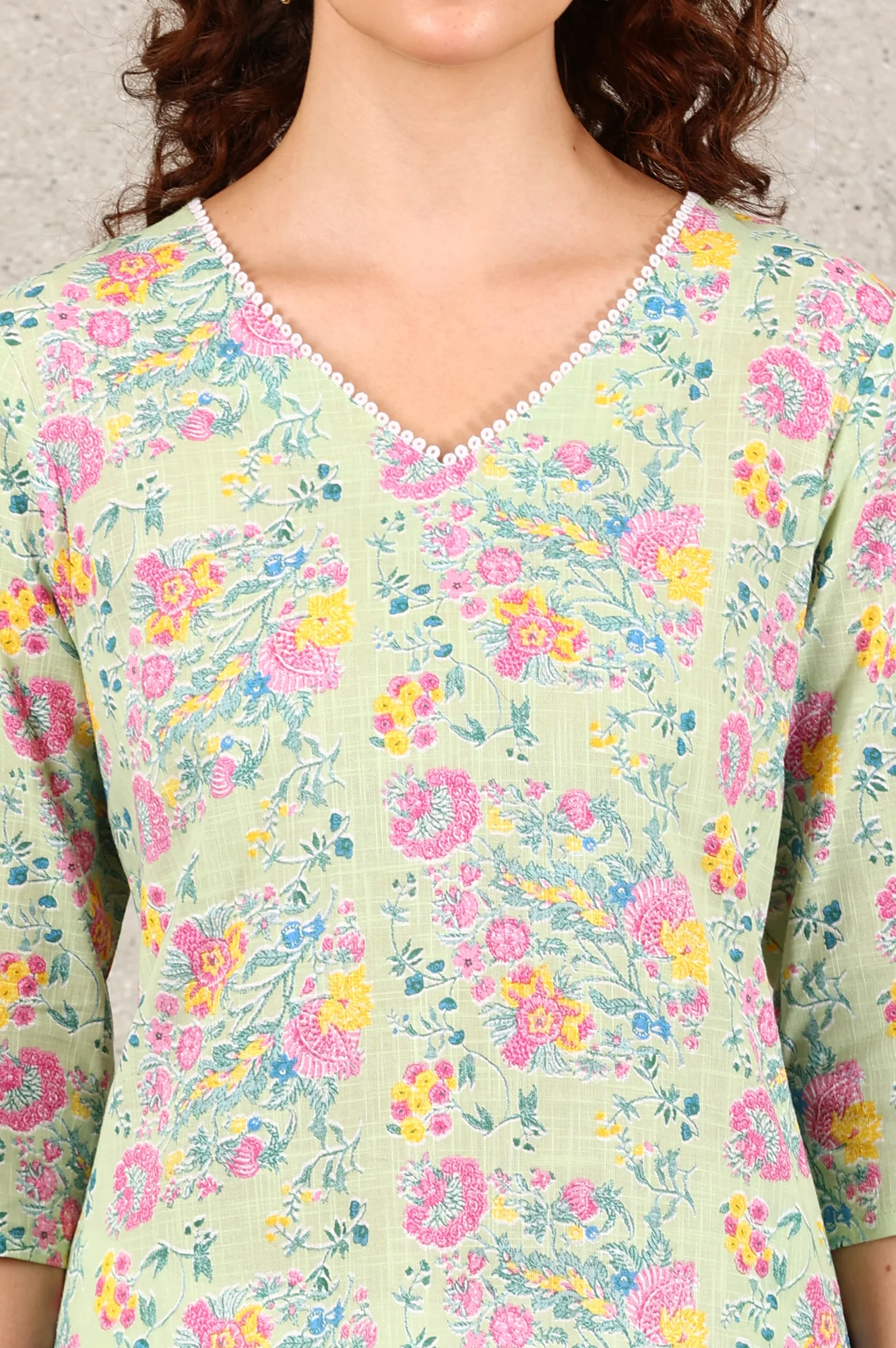 Mint Green Floral Printed Pure Cotton Kurta With Lace V-Neck - Image 3