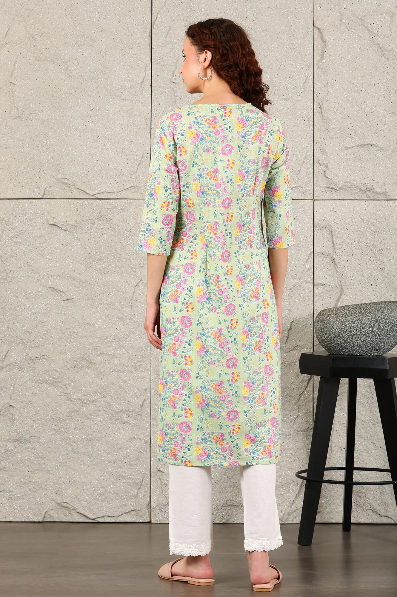 Mint Green Floral Printed Pure Cotton Kurta With Lace V-Neck - Image 5
