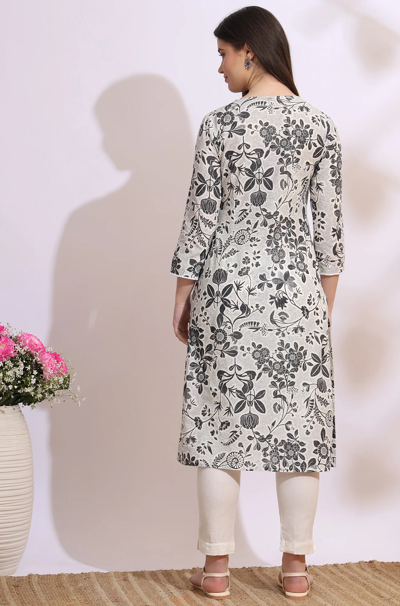 Off-White Bold Floral Printed Cotton Cambric Straight Kurta - Image 5