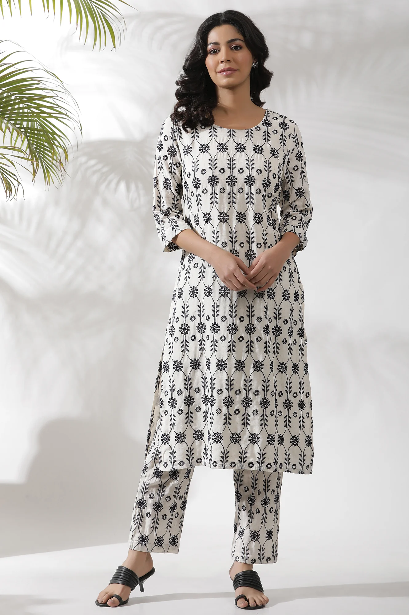 Off-White Floral Embroidered Kurta And Pants Co-Ord Set - Image 2