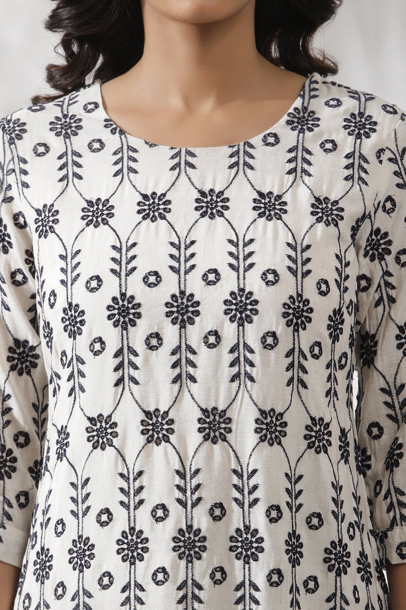 Off-White Floral Embroidered Kurta And Pants Co-Ord Set - Image 6