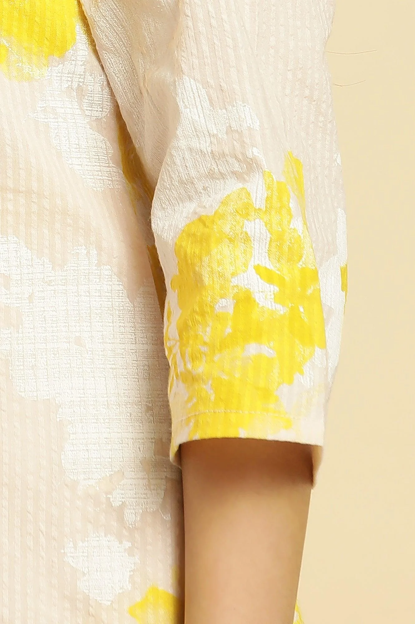 Off White Floral Printed Textured Cotton Kurta and Pants Set - Image 7