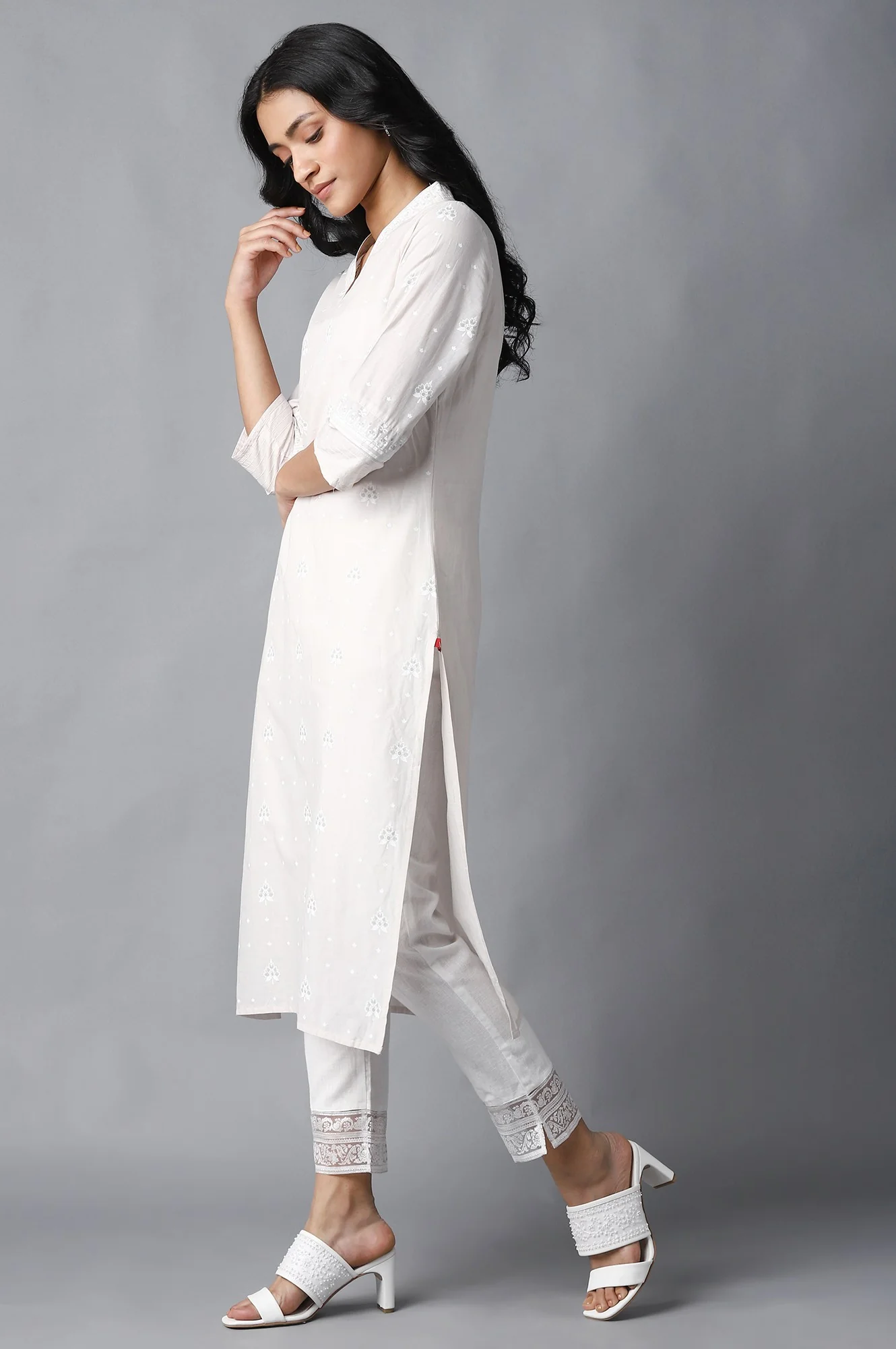 Off-White Printed kurta With Embroidery - Image 3