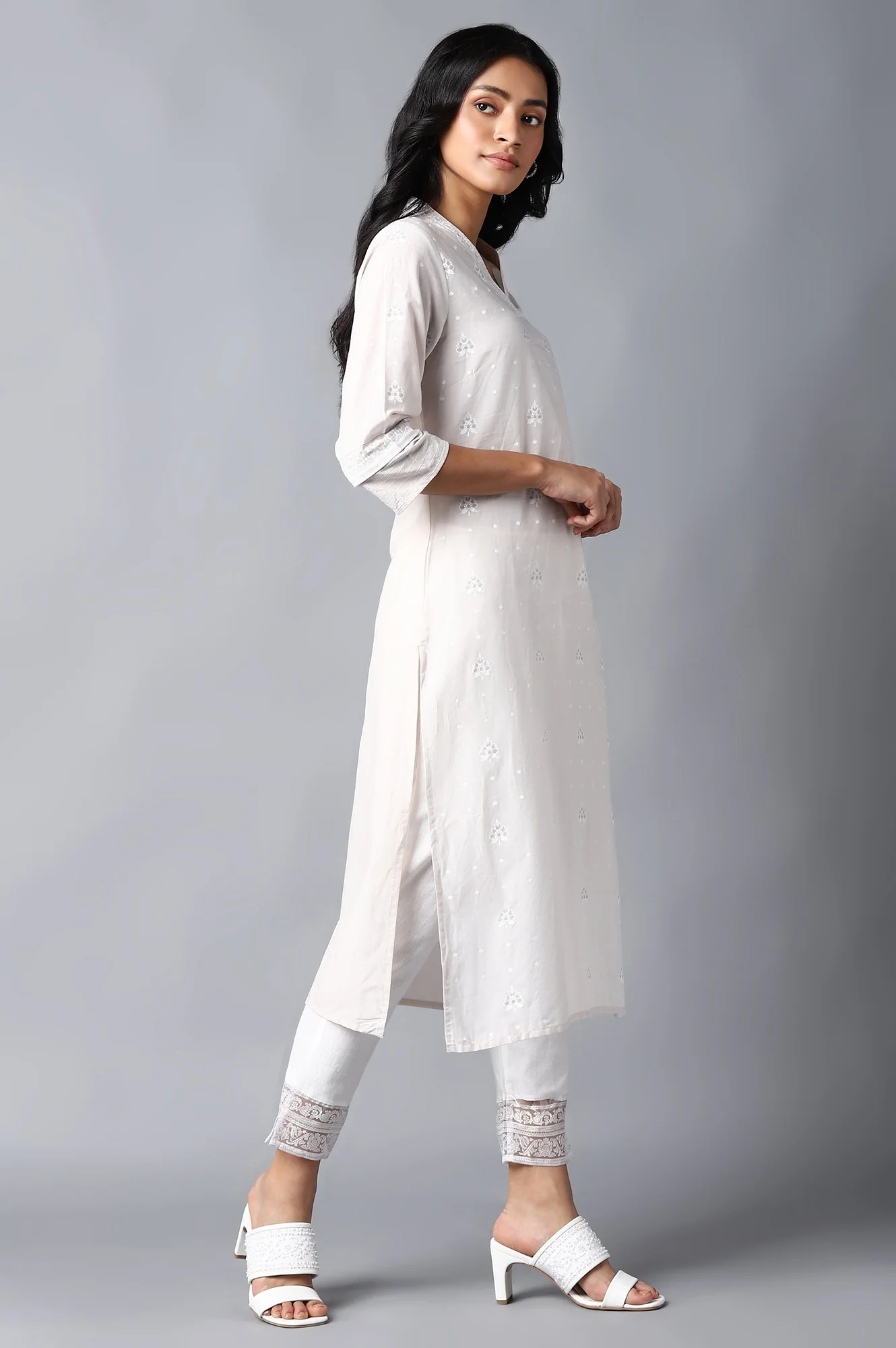 Off-White Printed kurta With Embroidery - Image 4