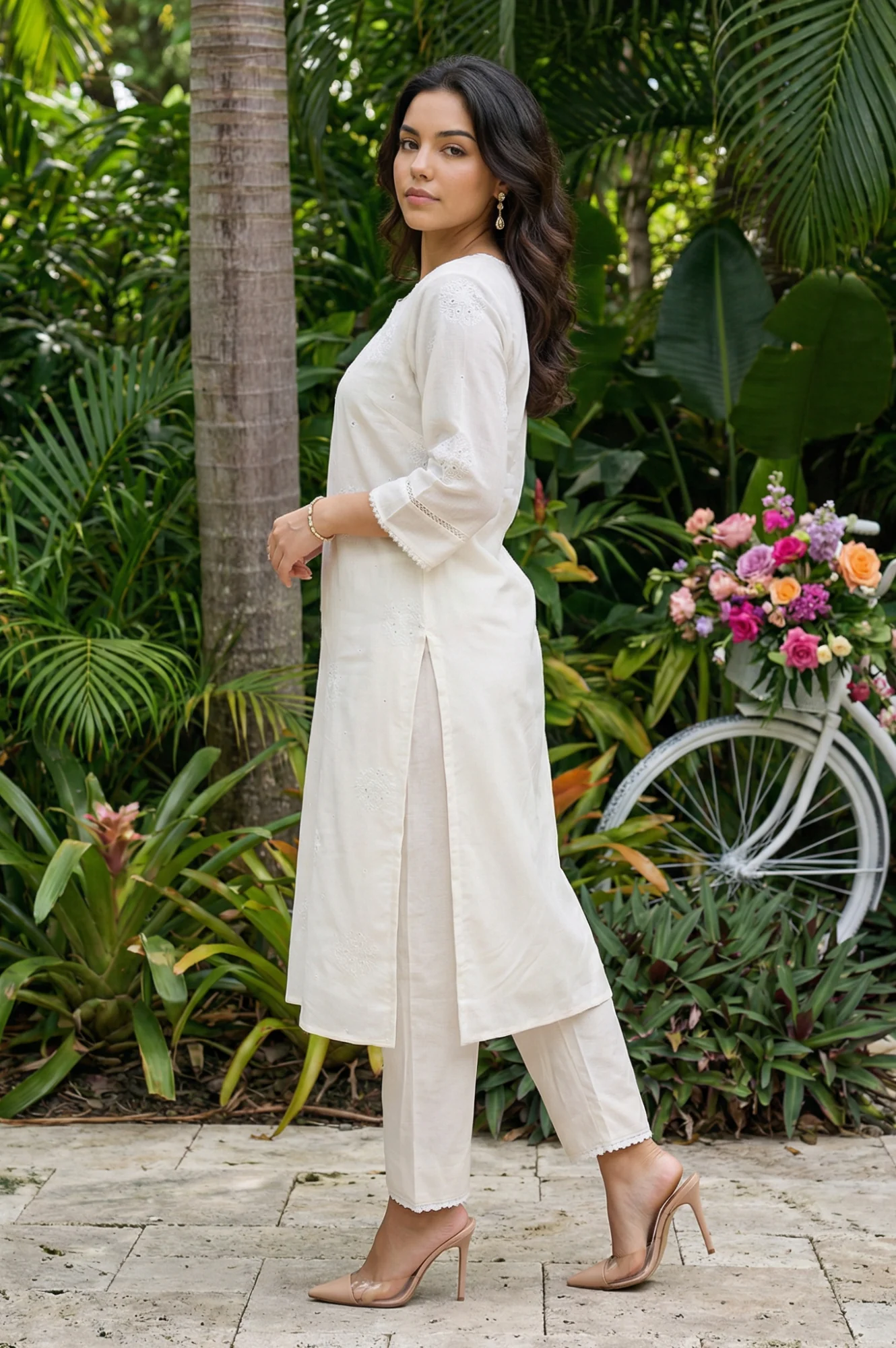 Off White Thread Embroidered Chanderi Straight Kurta with Straight Pants and Organza Dupatta Set - Image 4