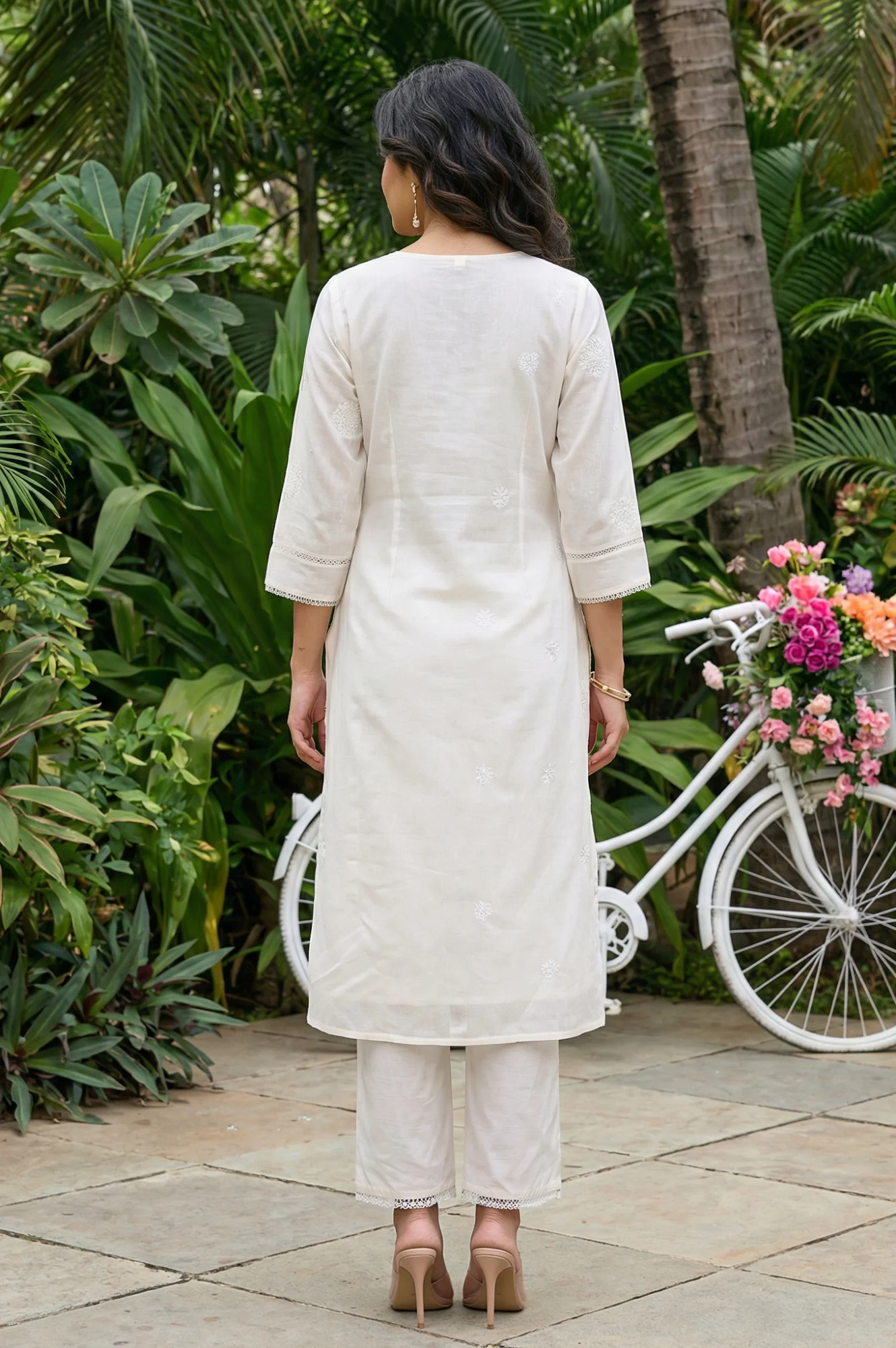 Off White Thread Embroidered Chanderi Straight Kurta with Straight Pants and Organza Dupatta Set - Image 5