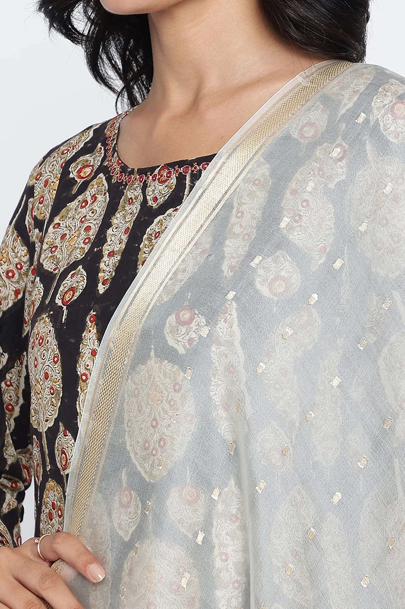 Off White Yarn Dyed Silk Organza Jacquard Dupatta - Image 3