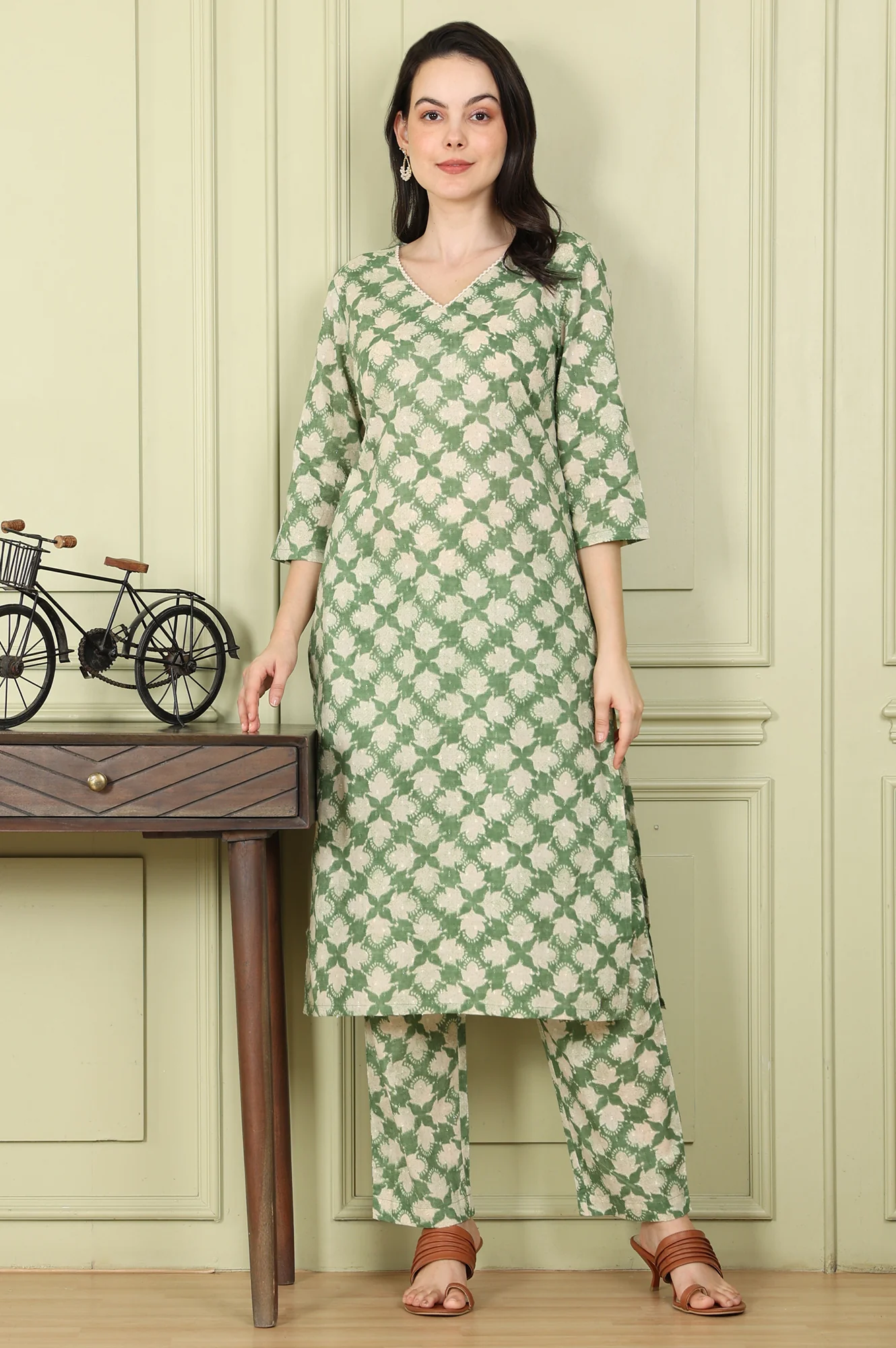 Olive Green Floral Printed Cotton Blend Straight Kurta And Pants Co-Ord Set - Image 2