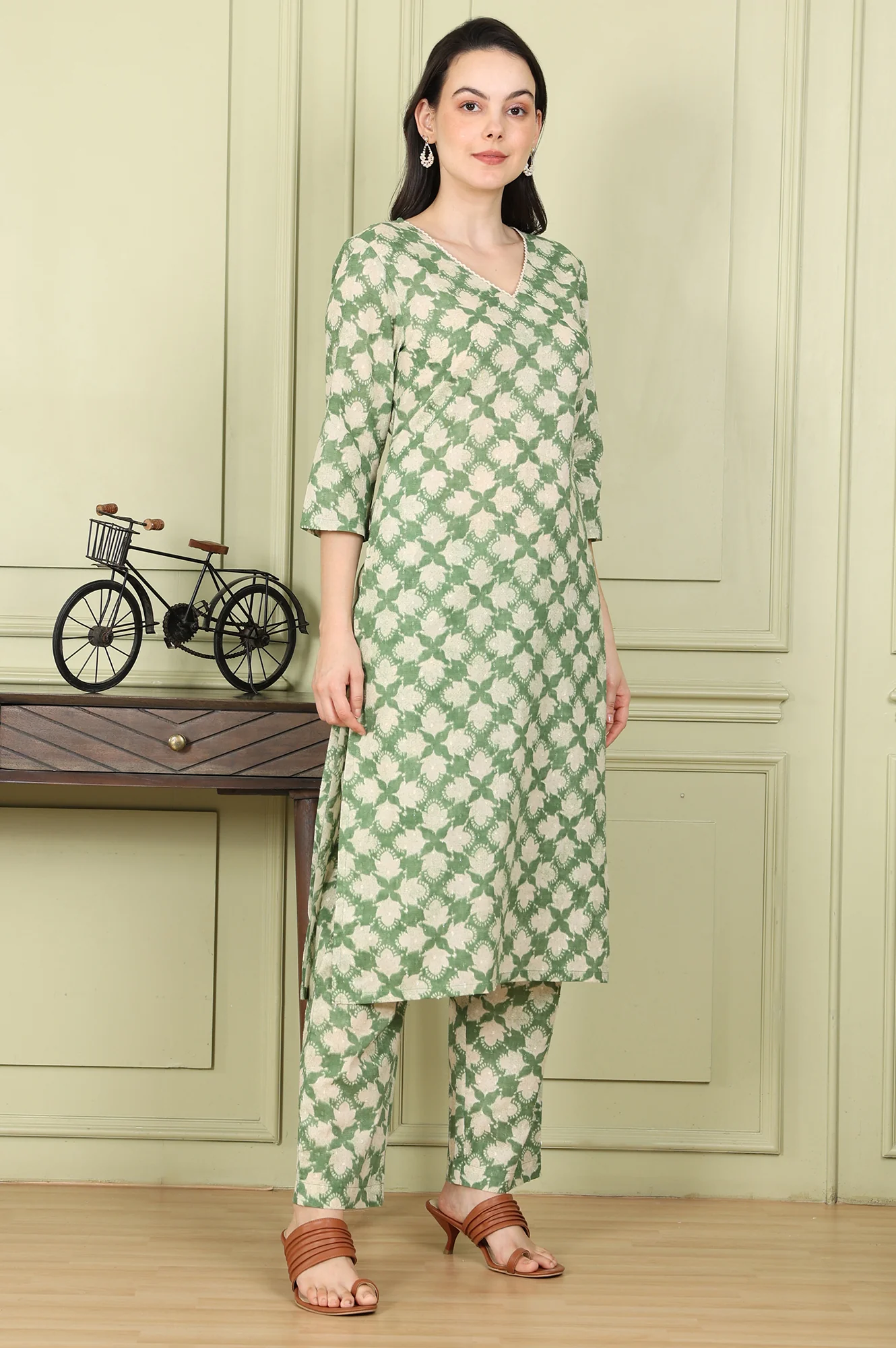 Olive Green Floral Printed Cotton Blend Straight Kurta And Pants Co-Ord Set - Image 6