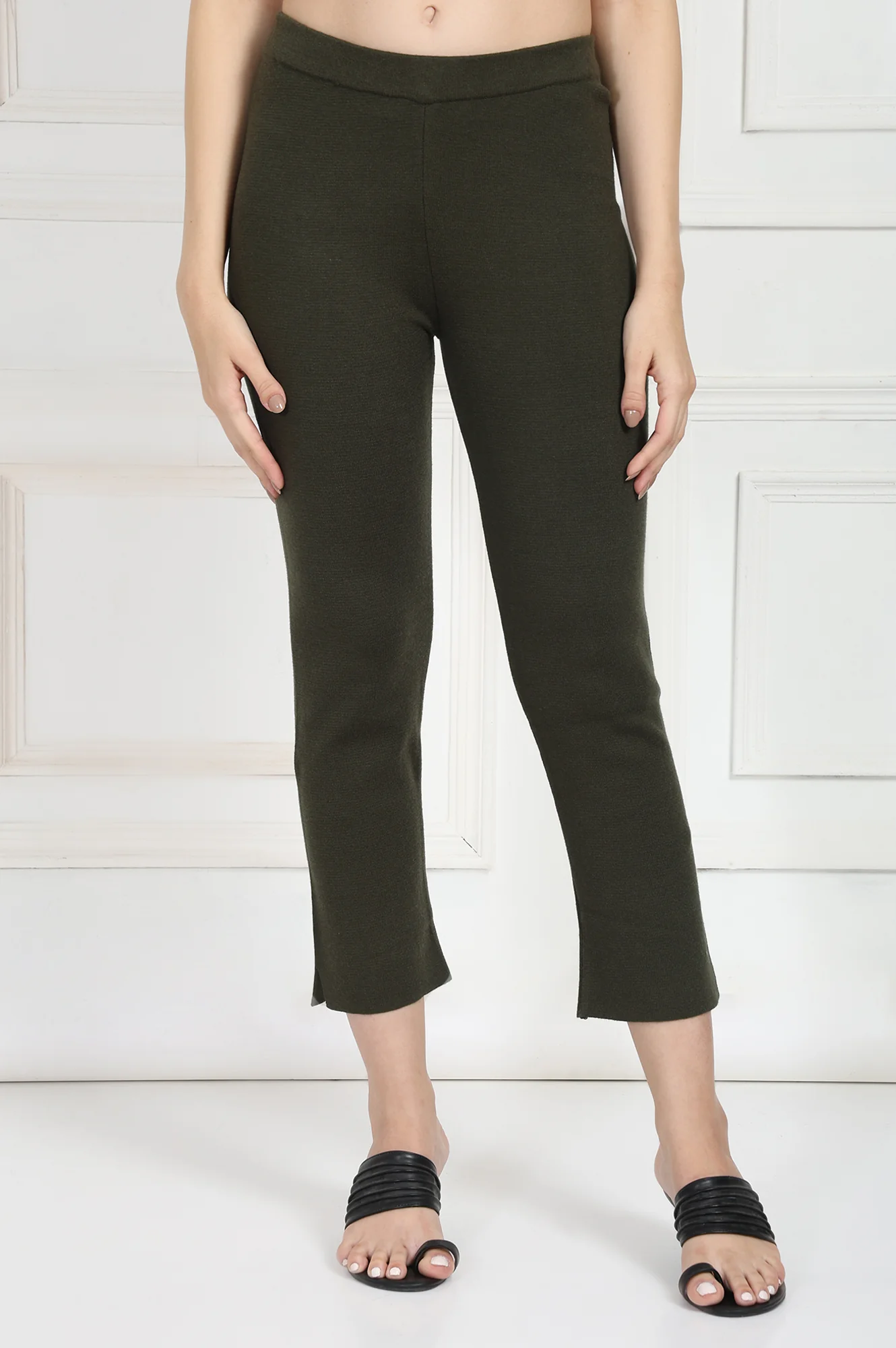 Olive Solid Blend Mid Rise Ankle Length Slim Fit Straight Pants