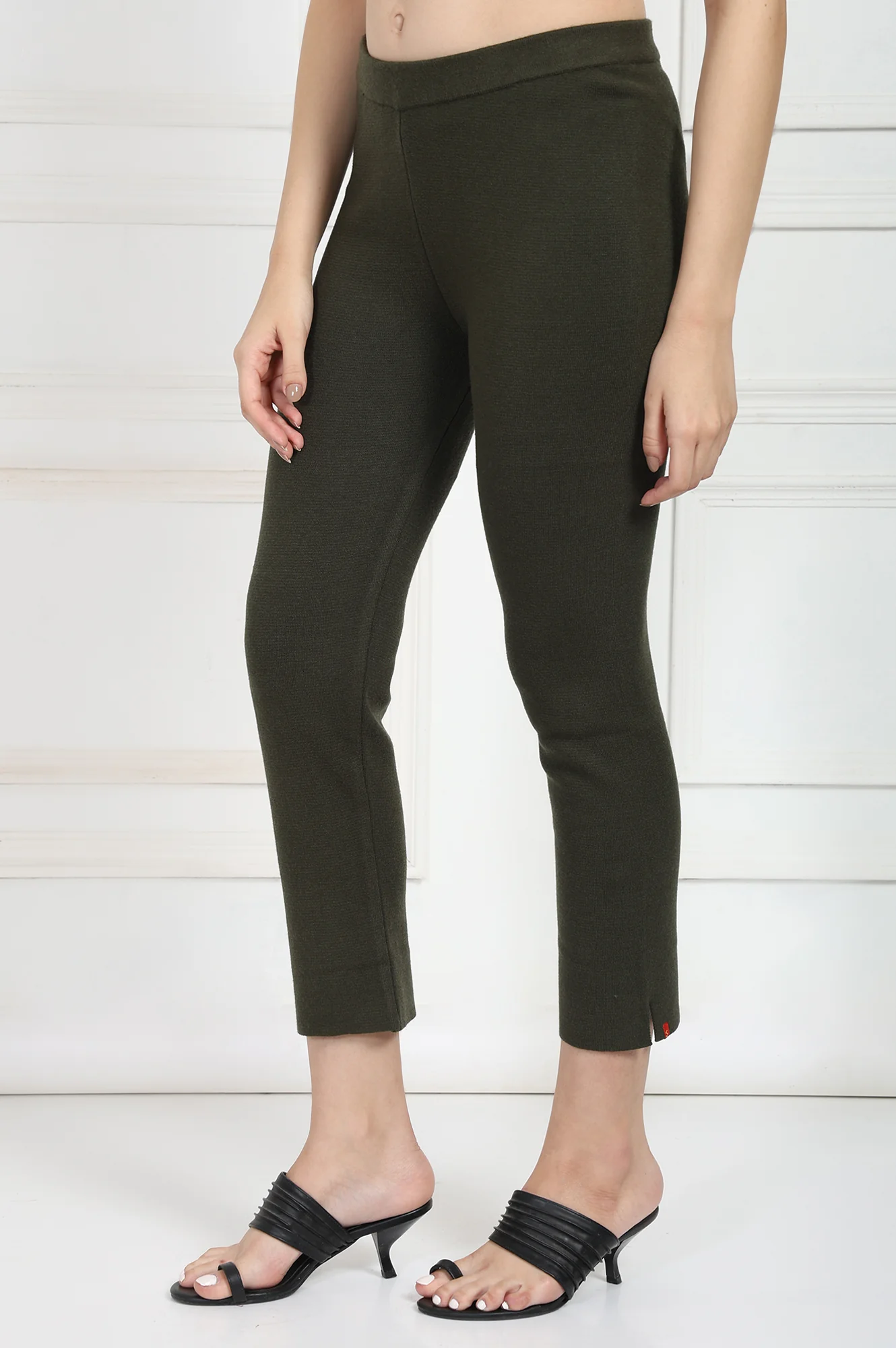 Olive Solid Blend Mid Rise Ankle Length Slim Fit Straight Pants - Image 2
