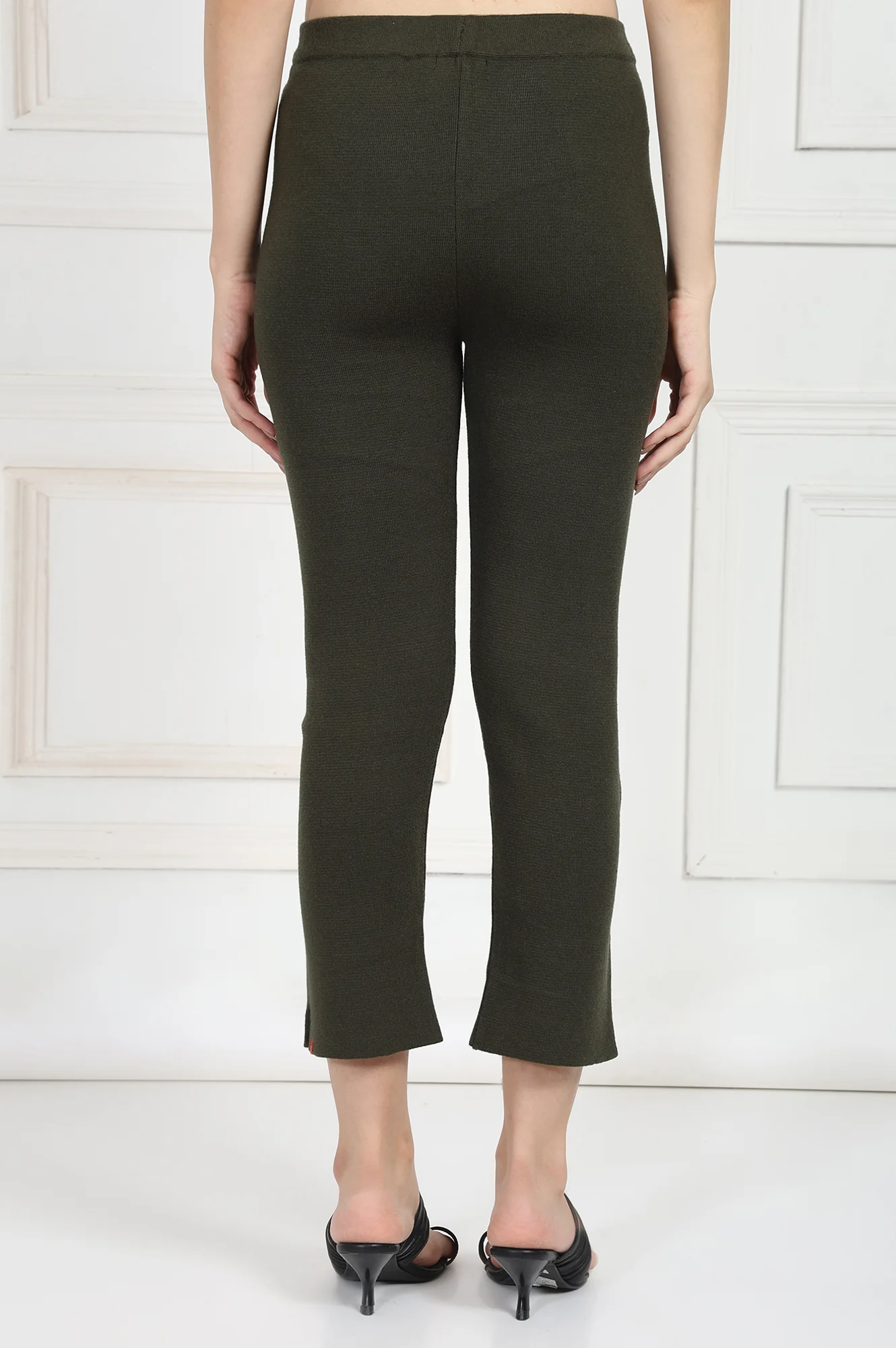 Olive Solid Blend Mid Rise Ankle Length Slim Fit Straight Pants - Image 4