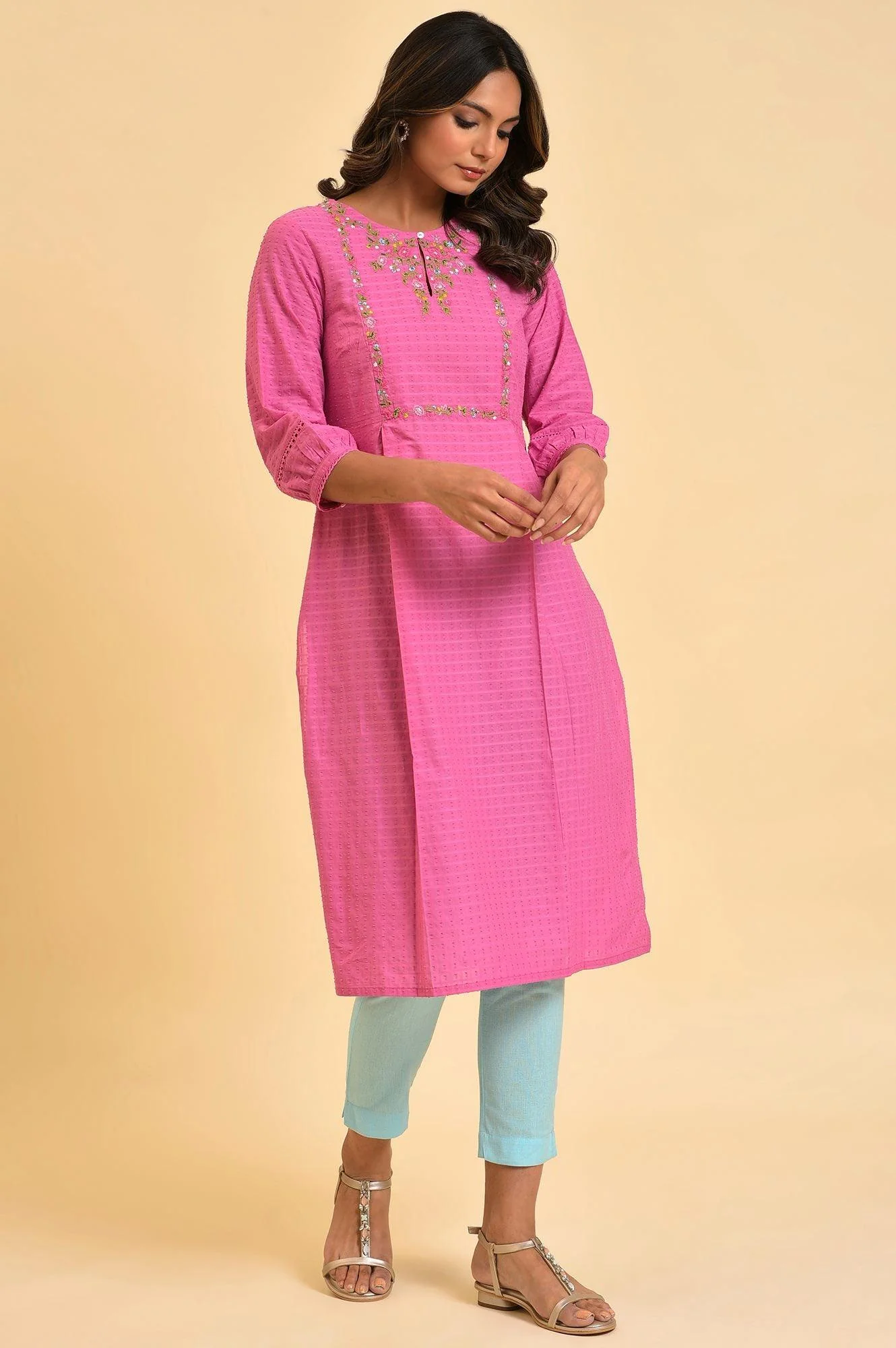 Pink Floral Embroidered kurta In Textured Fabric - Image 6