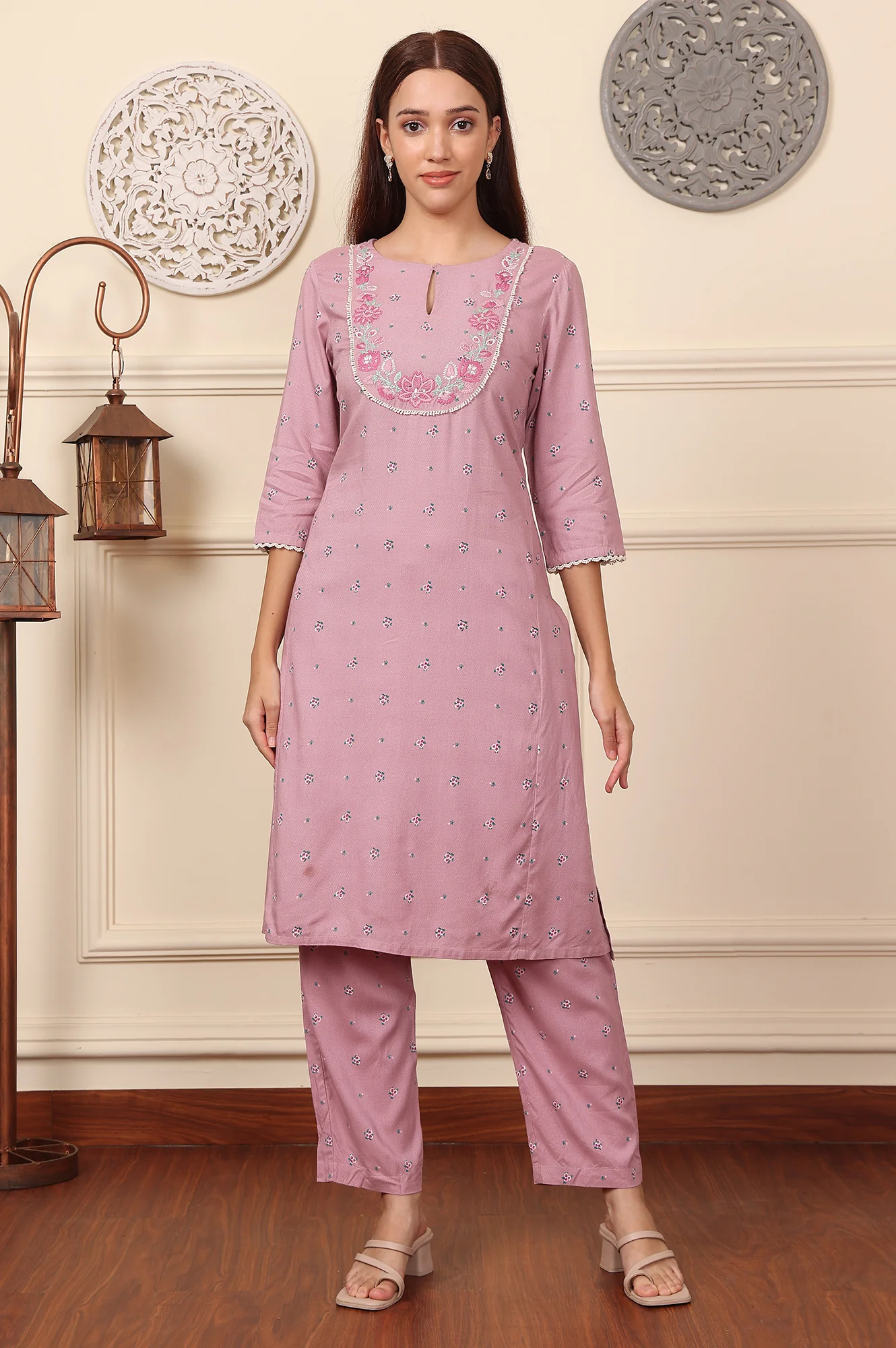 Pink Floral Printed Thread Embroidered Rayon Kurta And Pants Co-Ord Set - Image 2