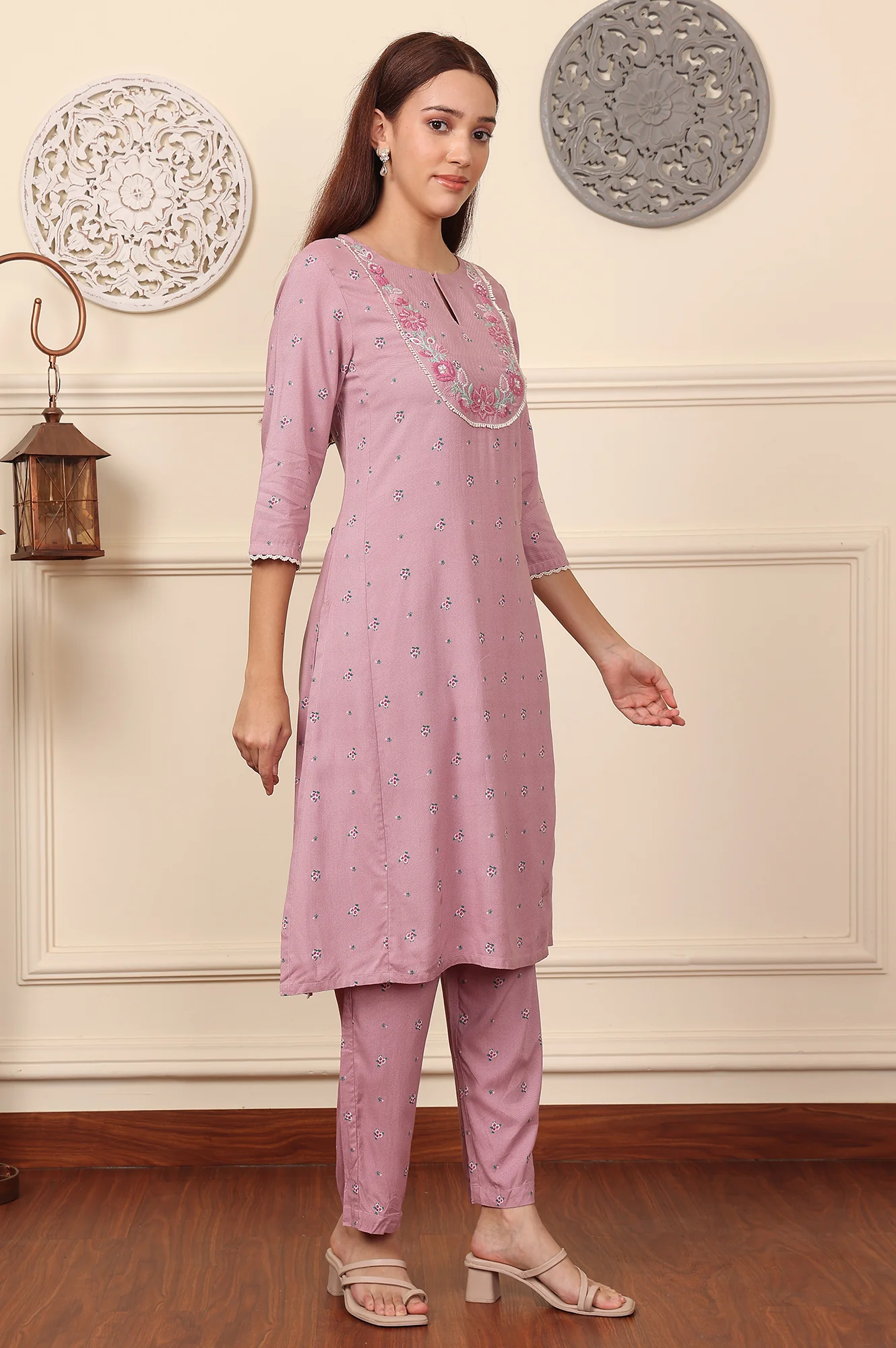 Pink Floral Printed Thread Embroidered Rayon Kurta And Pants Co-Ord Set - Image 4