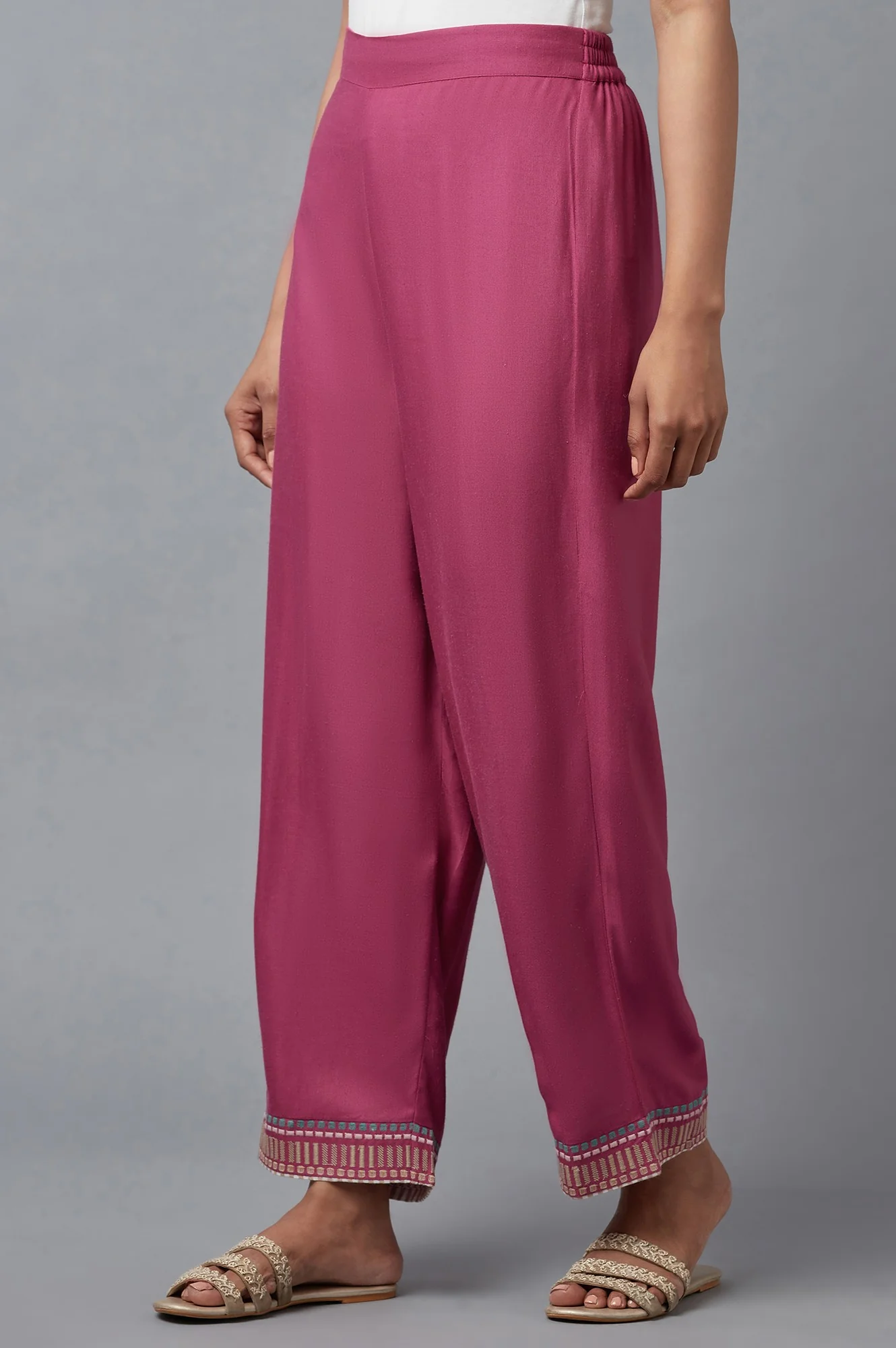 Pink Geometric Printed Straight Kurta with Slim Pant Set - Image 4