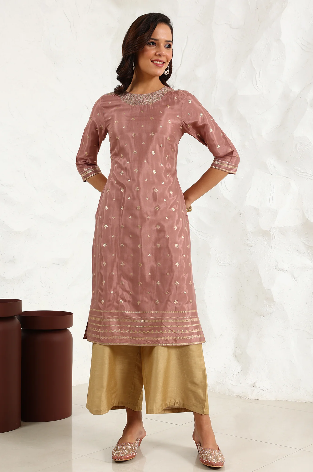 Pink Glitter Printed Shantung Straight Kurta With Embroidered Neck - Image 2
