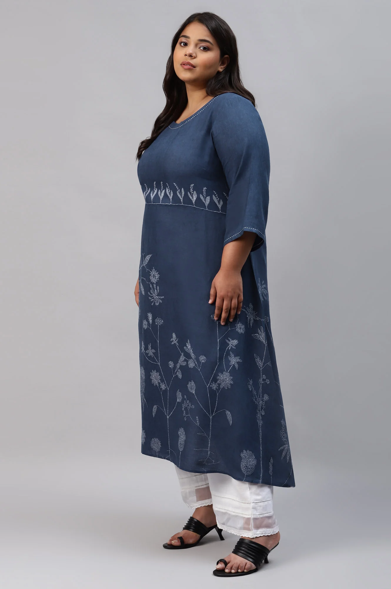 Plus Size Indo Floral kurta With Kantha Details - Image 3