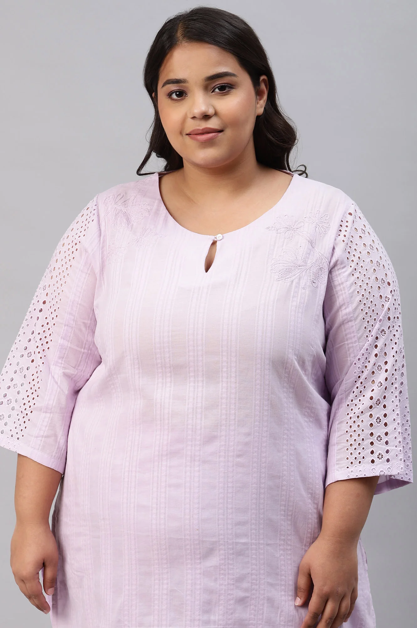 Plus Size Lavenden Textured Schffli kurta With Pants. - Image 5