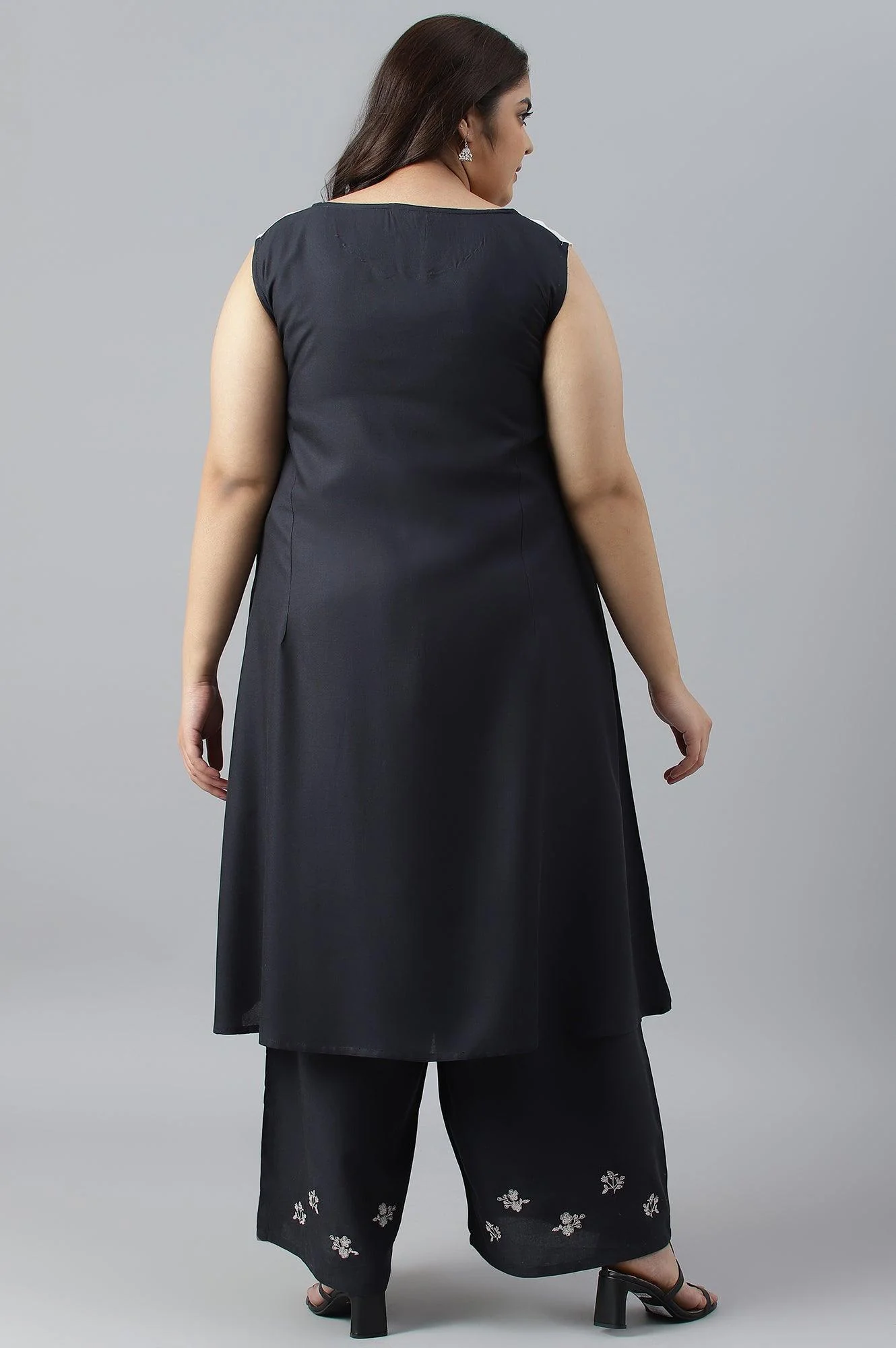 Plus Size White And Deep Blue Ombre kurta With Printed Gillet And Parallel Pants - Image 4