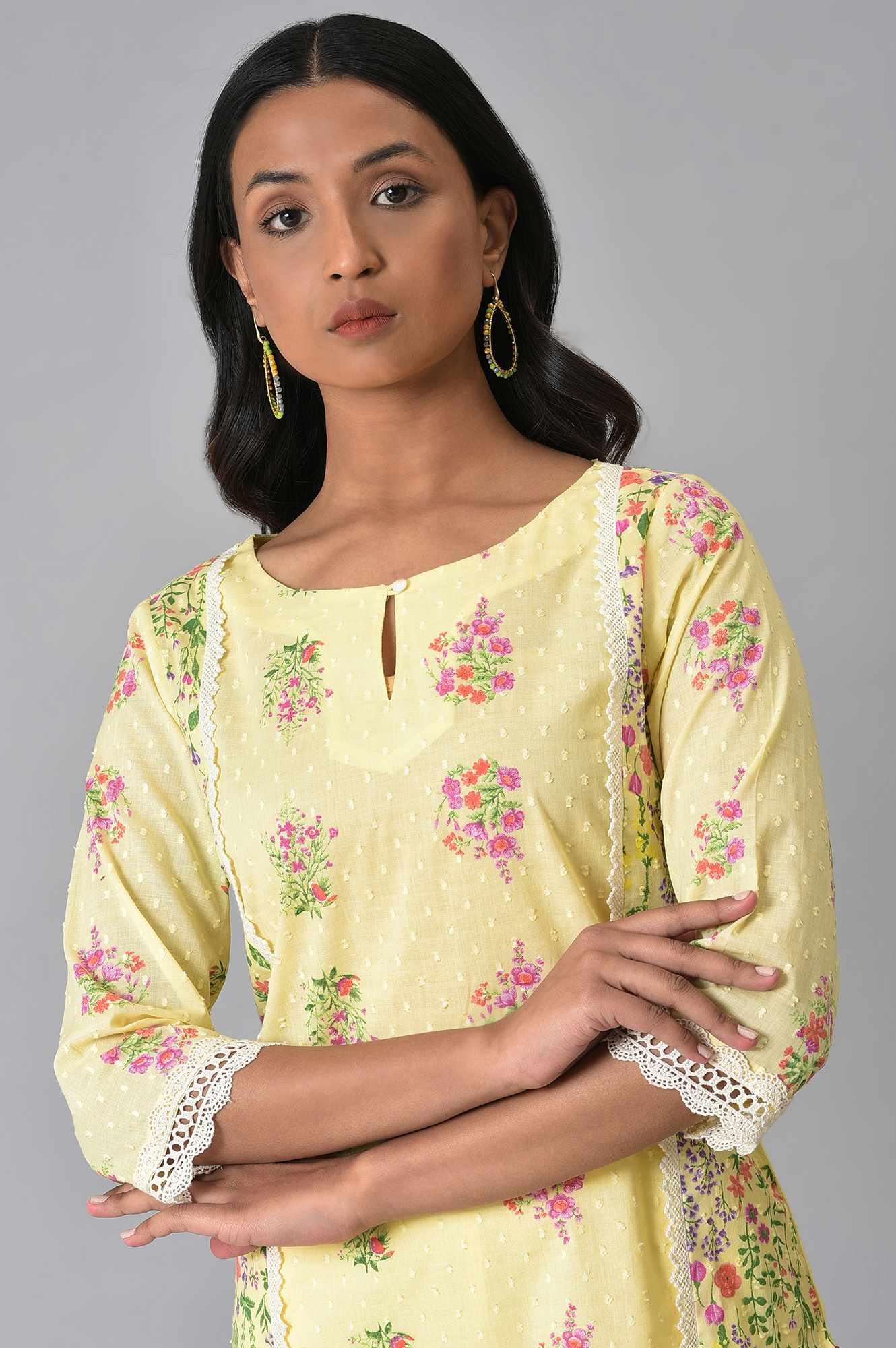 Plus Size Yellow Panelled Floral kurta With Lace Detail - Image 5