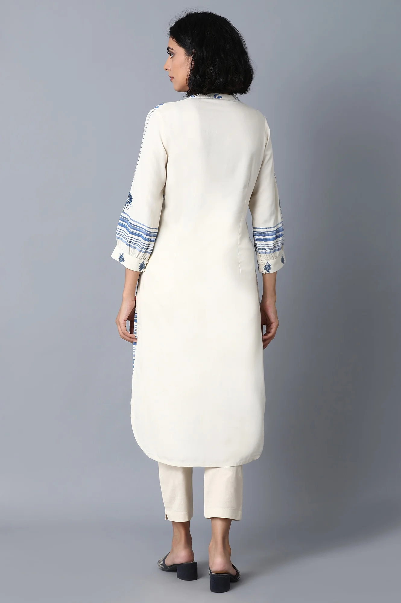Blue Booti Print kurta - Image 2