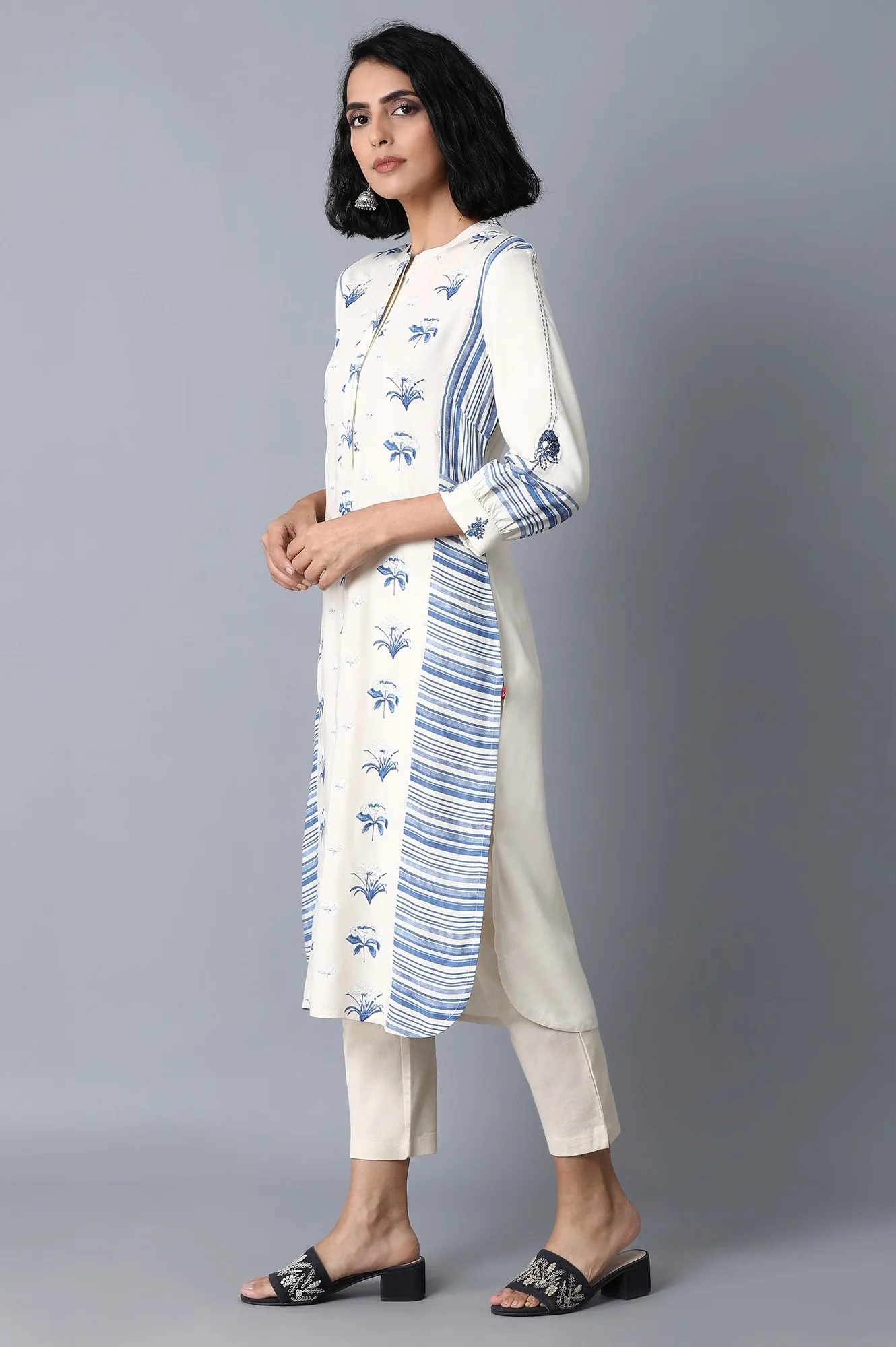 Blue Booti Print kurta - Image 3