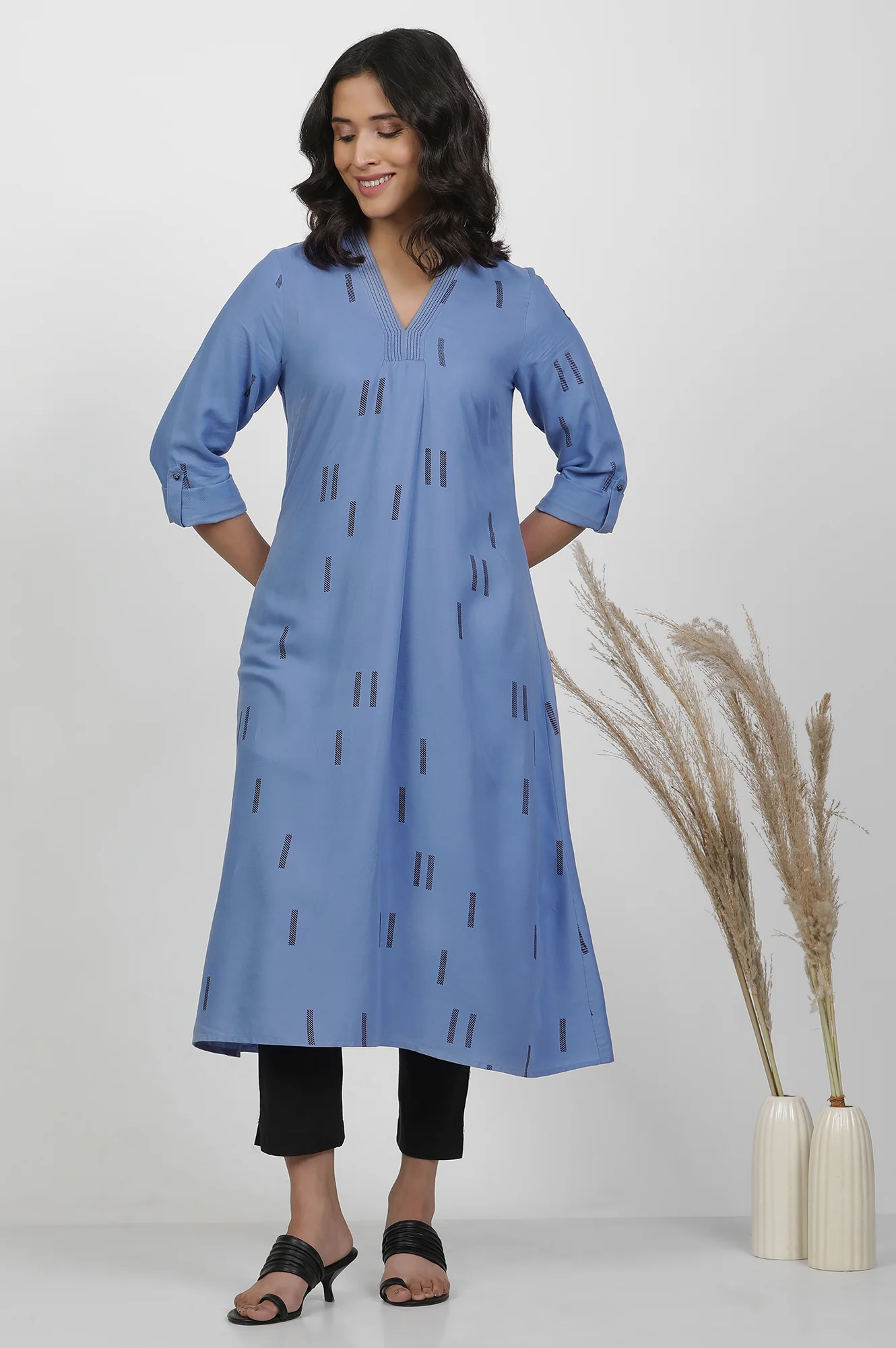 Blue V-Neck Printed Kurta And Trousers Set - Image 2