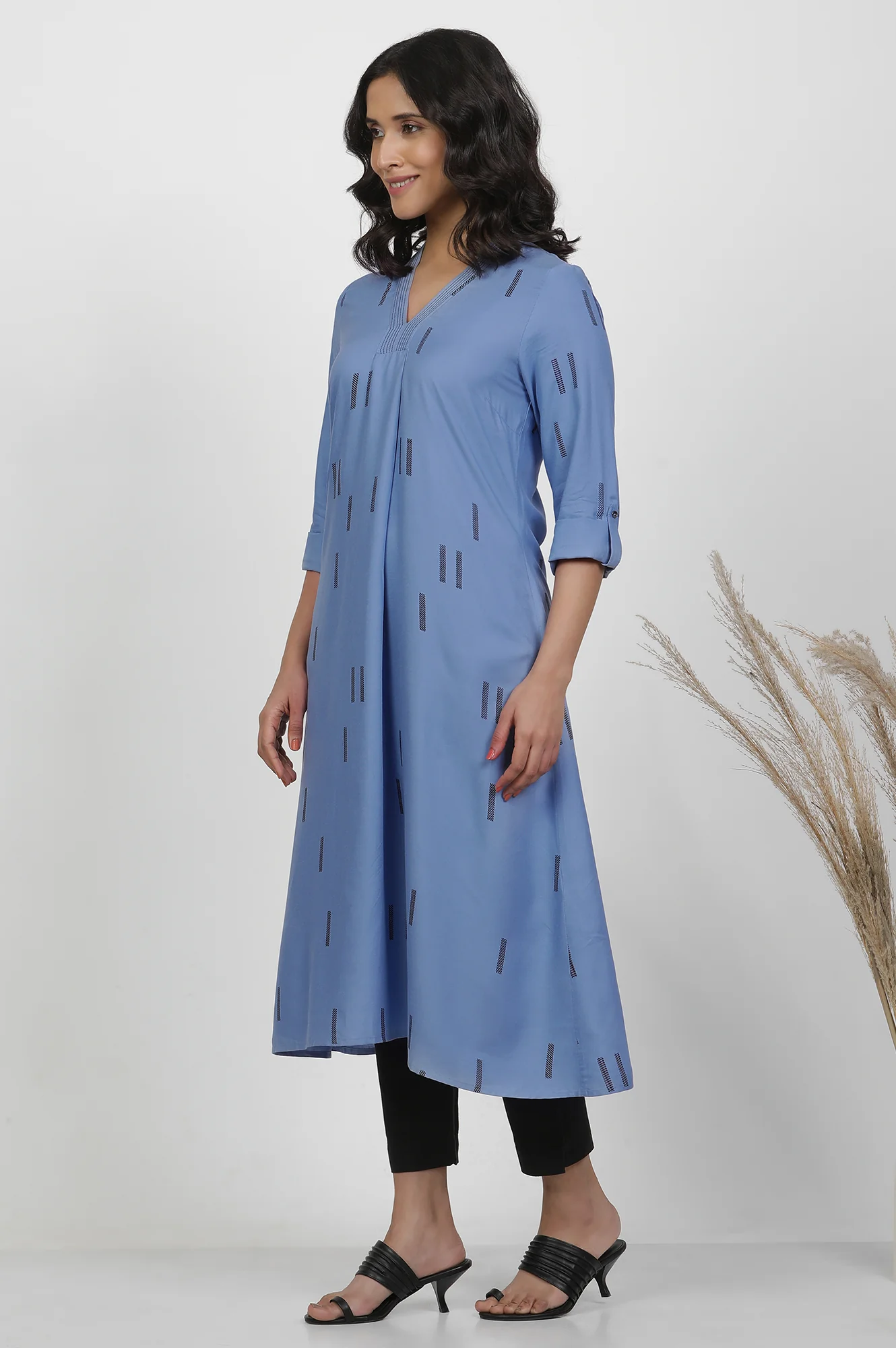 Blue V-Neck Printed Kurta And Trousers Set - Image 3