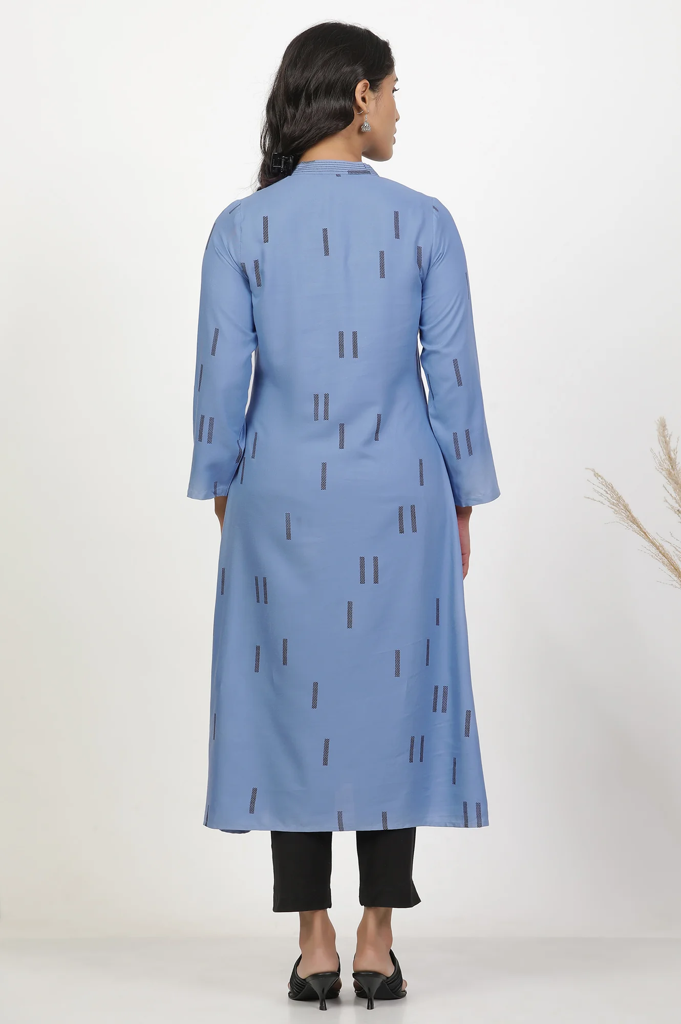 Blue V-Neck Printed Kurta And Trousers Set - Image 4