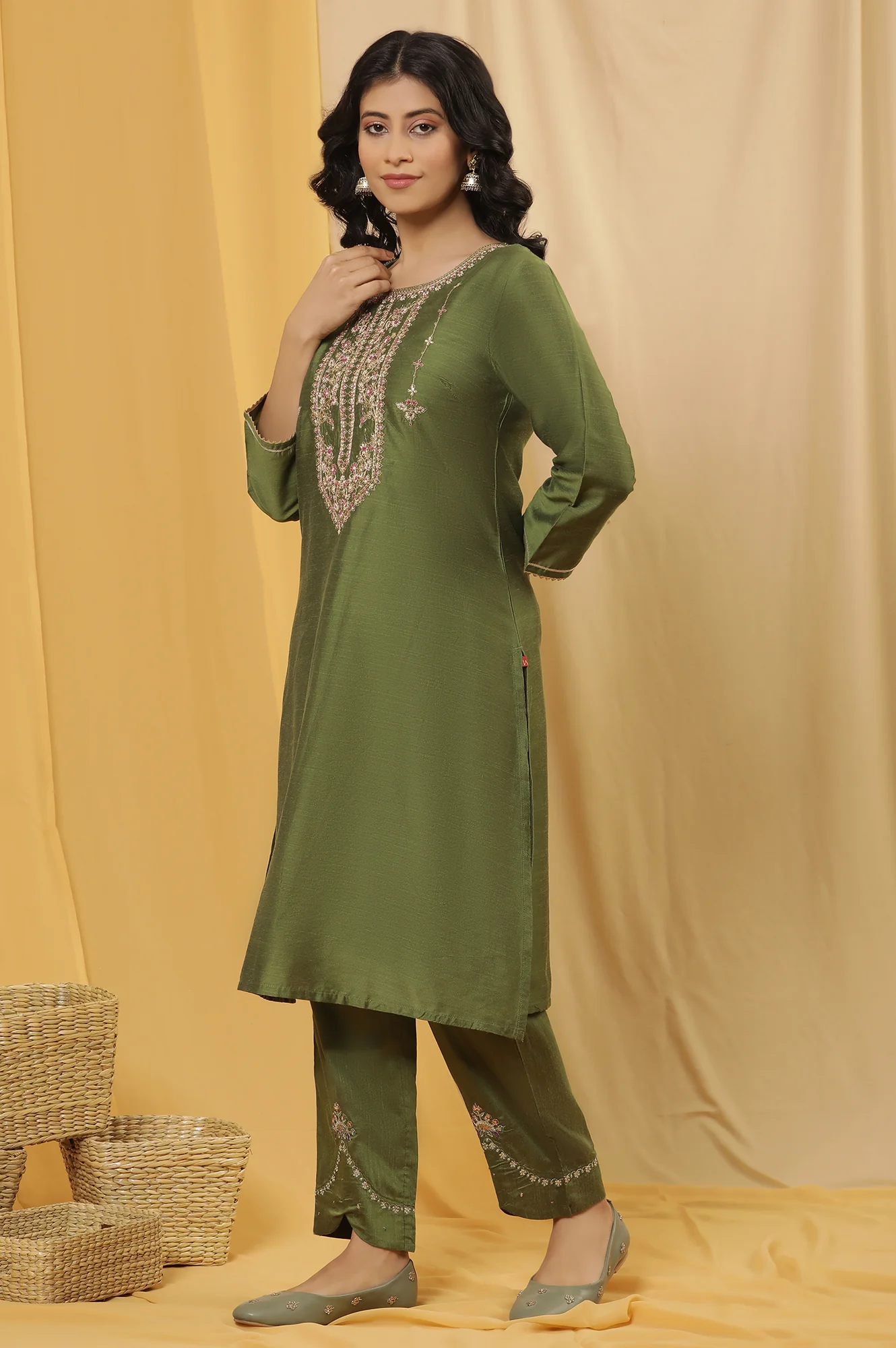 Green Embroidered Kurta, Pants And Organza Dupatta Set - Image 3