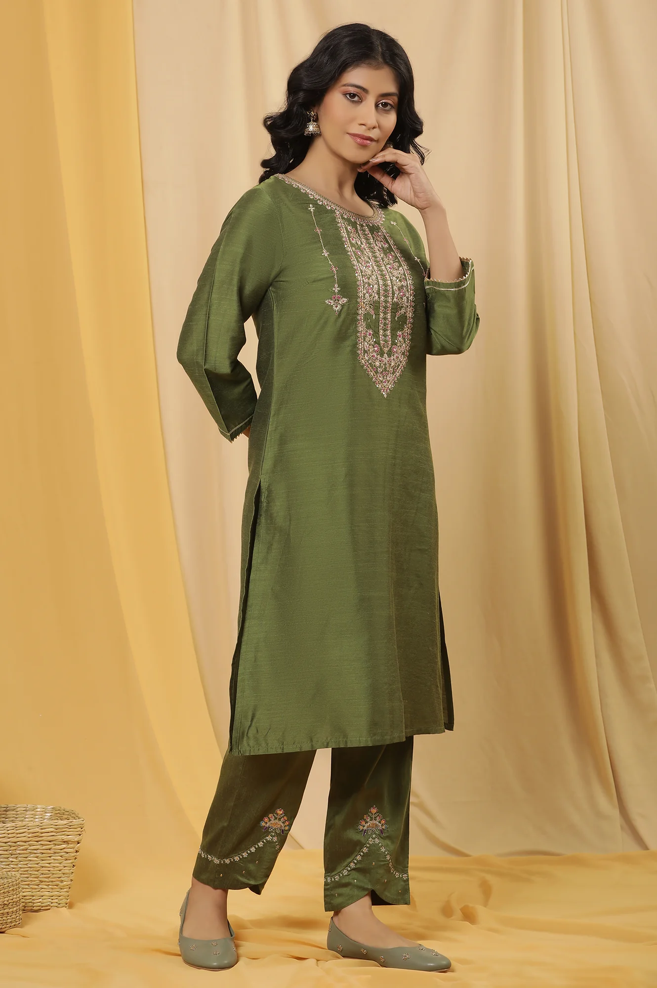 Green Embroidered Kurta, Pants And Organza Dupatta Set - Image 5