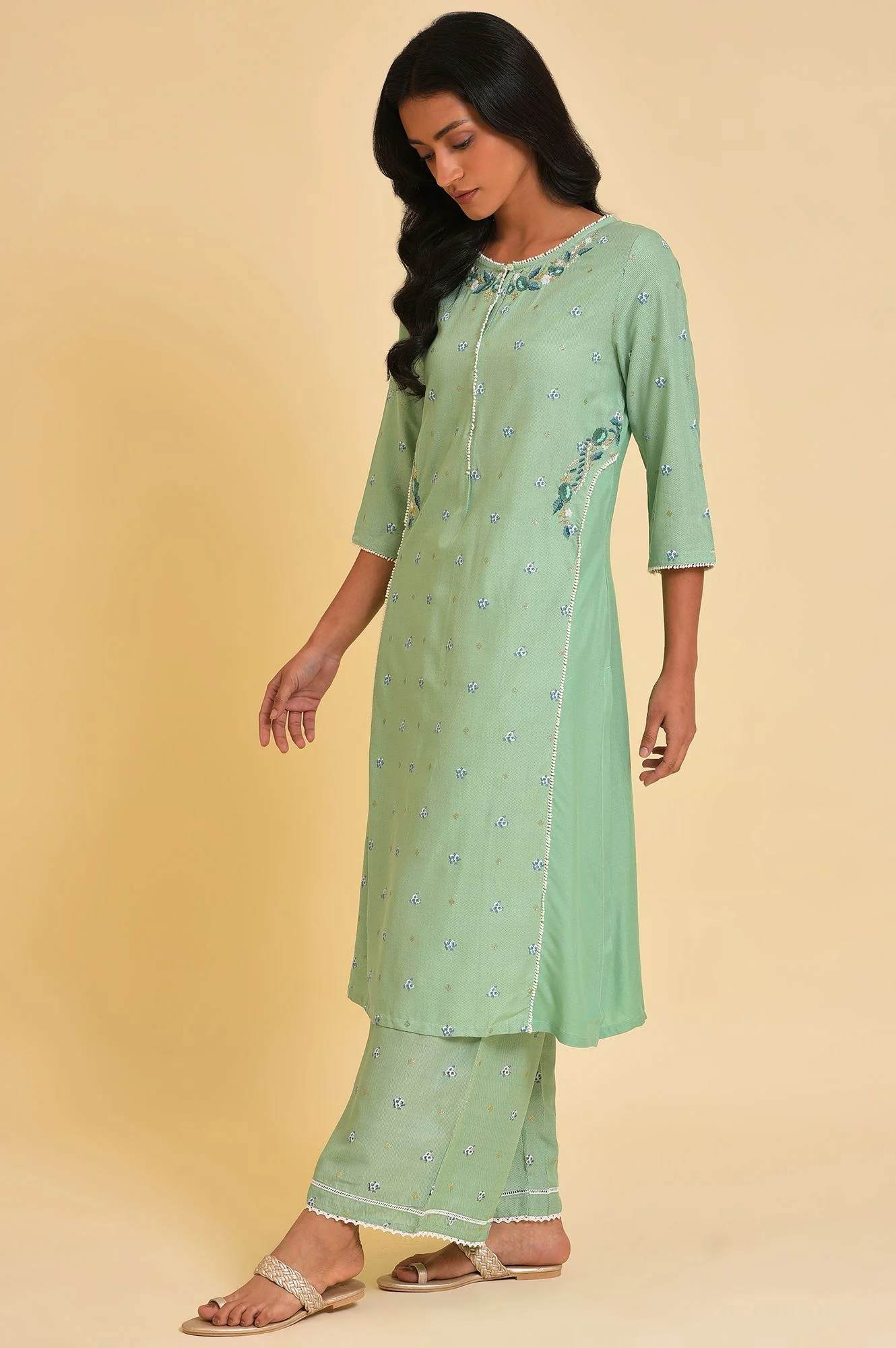 Green Embroidered Straight kurta - Image 3