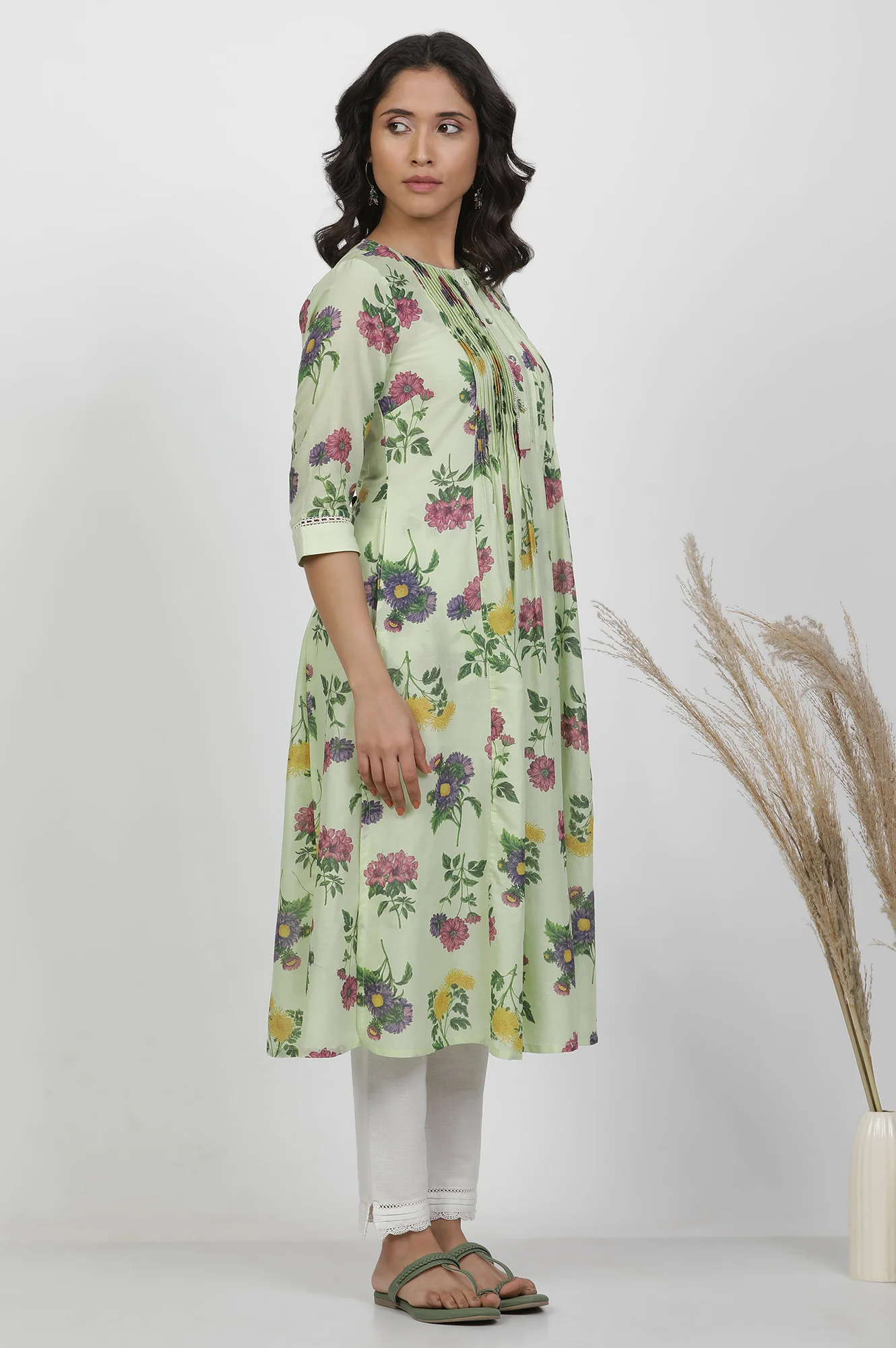 Green Floral Printed Flared Pintuck Kurta - Image 5