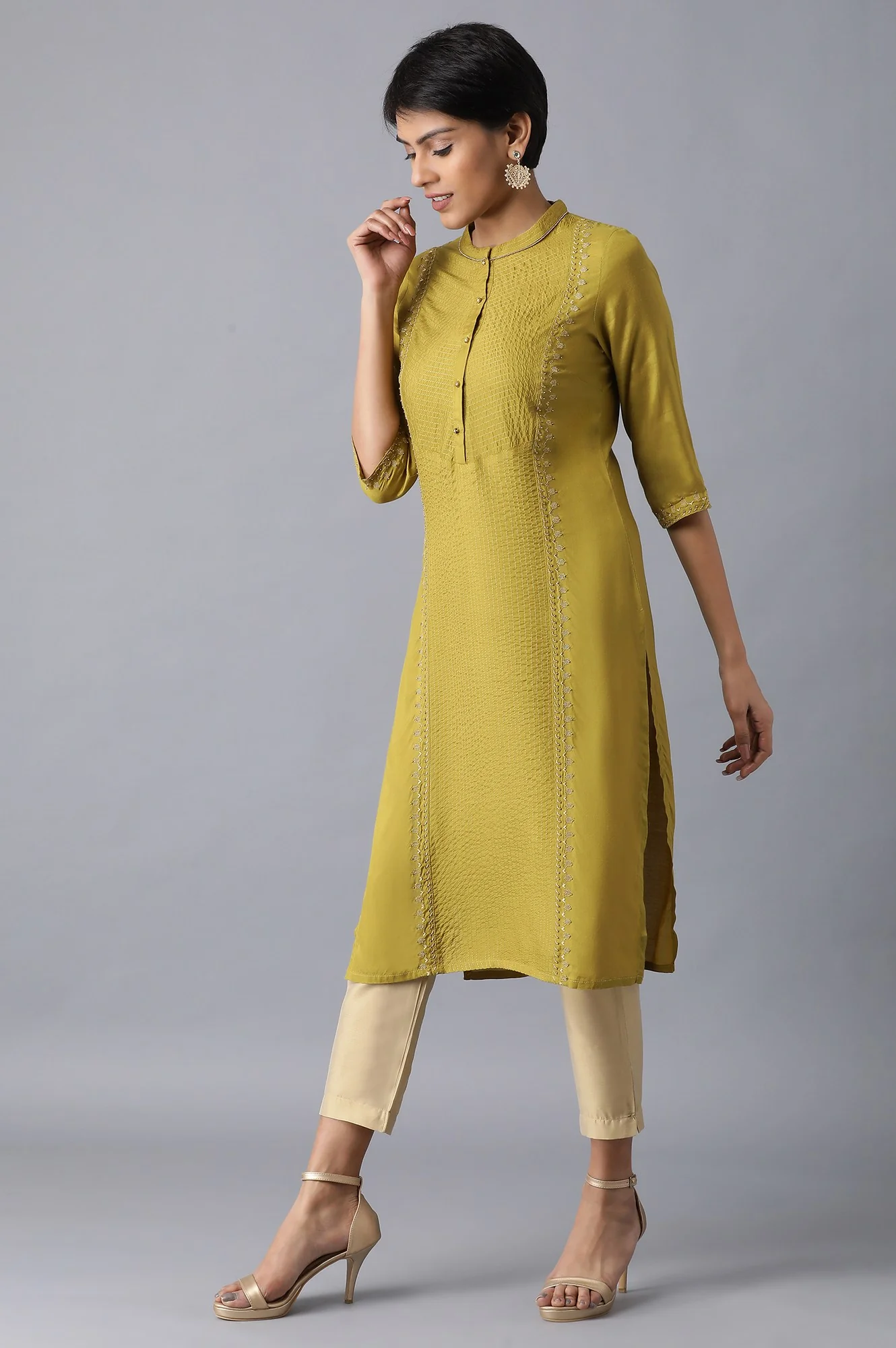 Green Mandarin Neck Embroidered kurta - Image 3