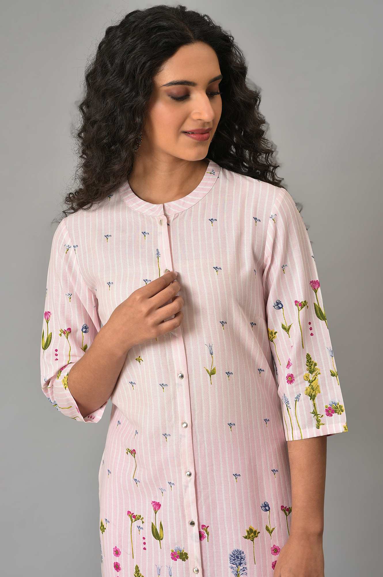 Light Pink Floral Printed Plus Size kurta In Mandarin Collar - Image 5