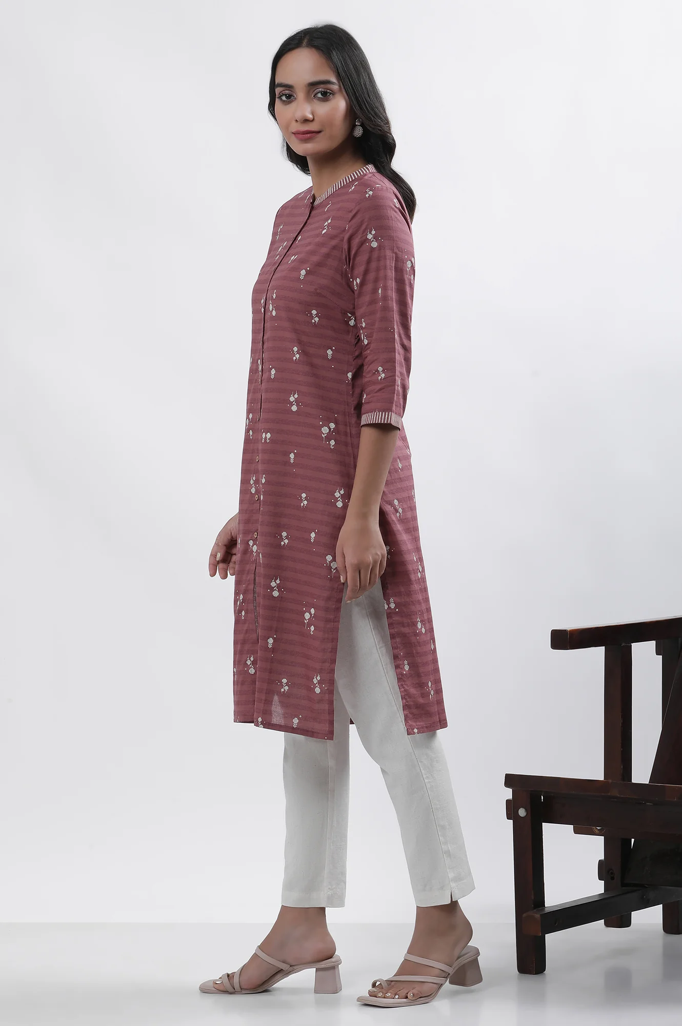 Maroon Printed Kurta And Pants Set - Image 4
