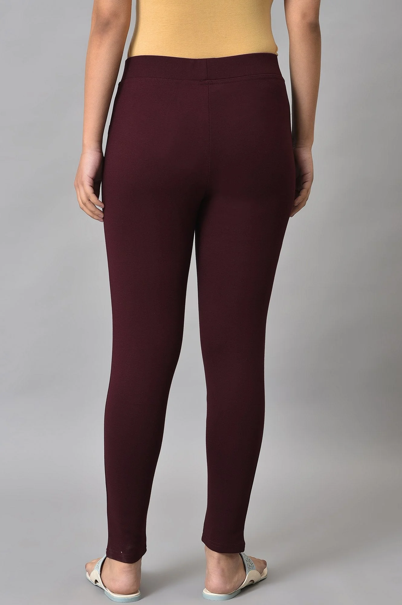Elleven Women's Maroon Solid Skinny Fit Yoga Tights With Elasticated Waistband - Image 2