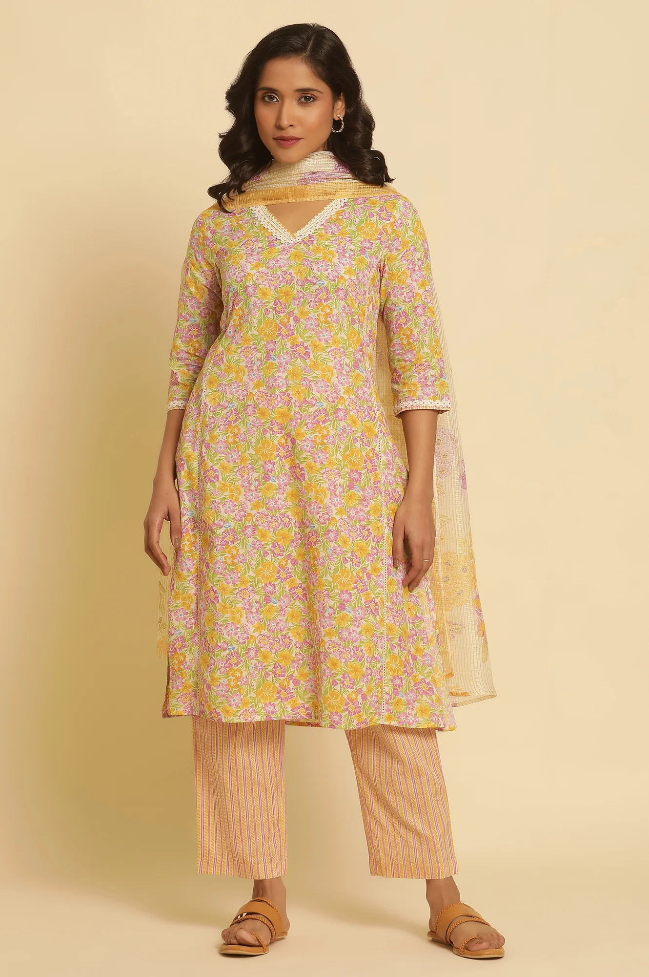 Multi-Coloured Floral Printed Kurta, Pants And Dupatta Set - Image 2