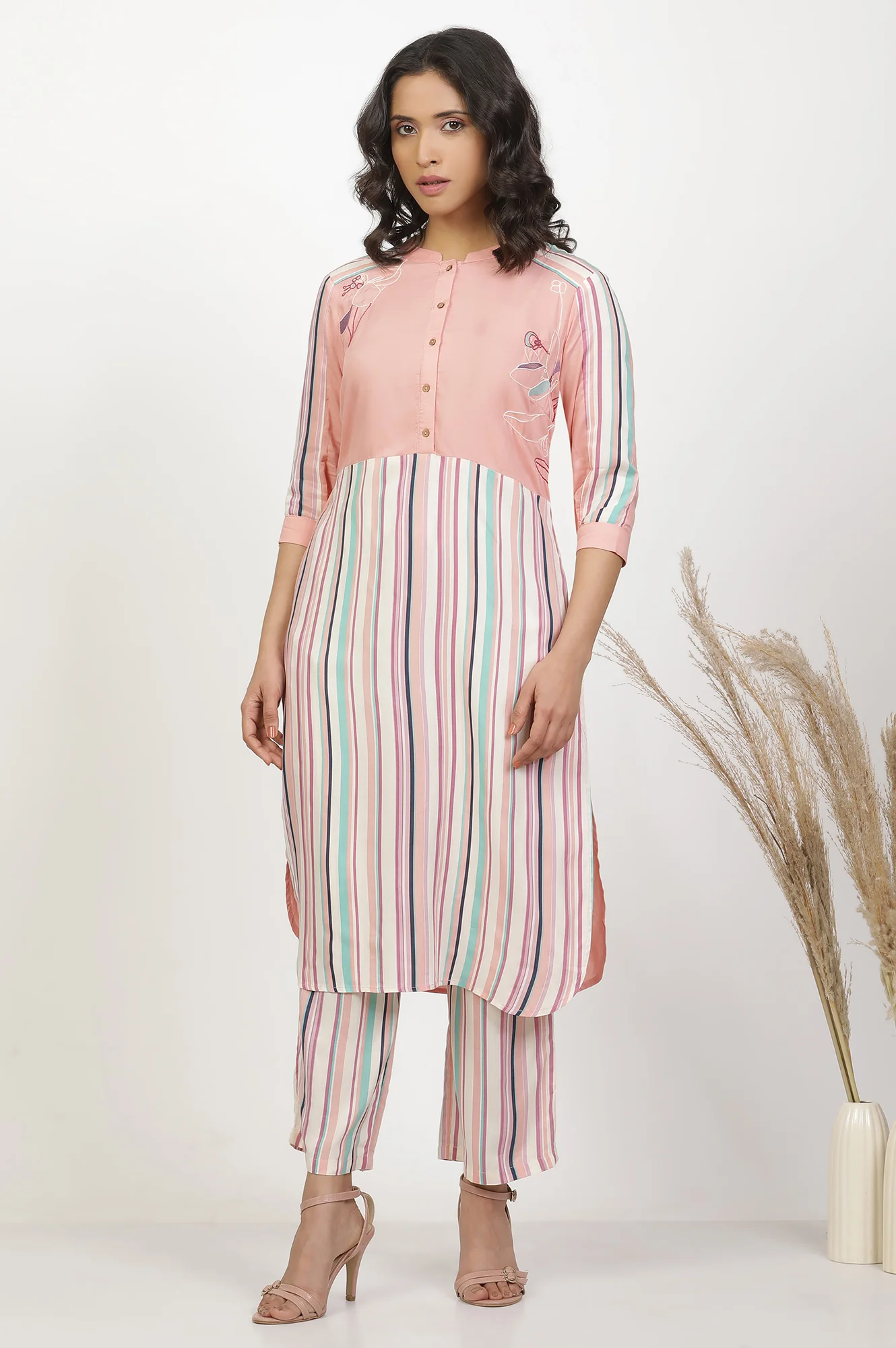 Peach Multi-Coloured Kurta And Parallel Pants Set - Image 2